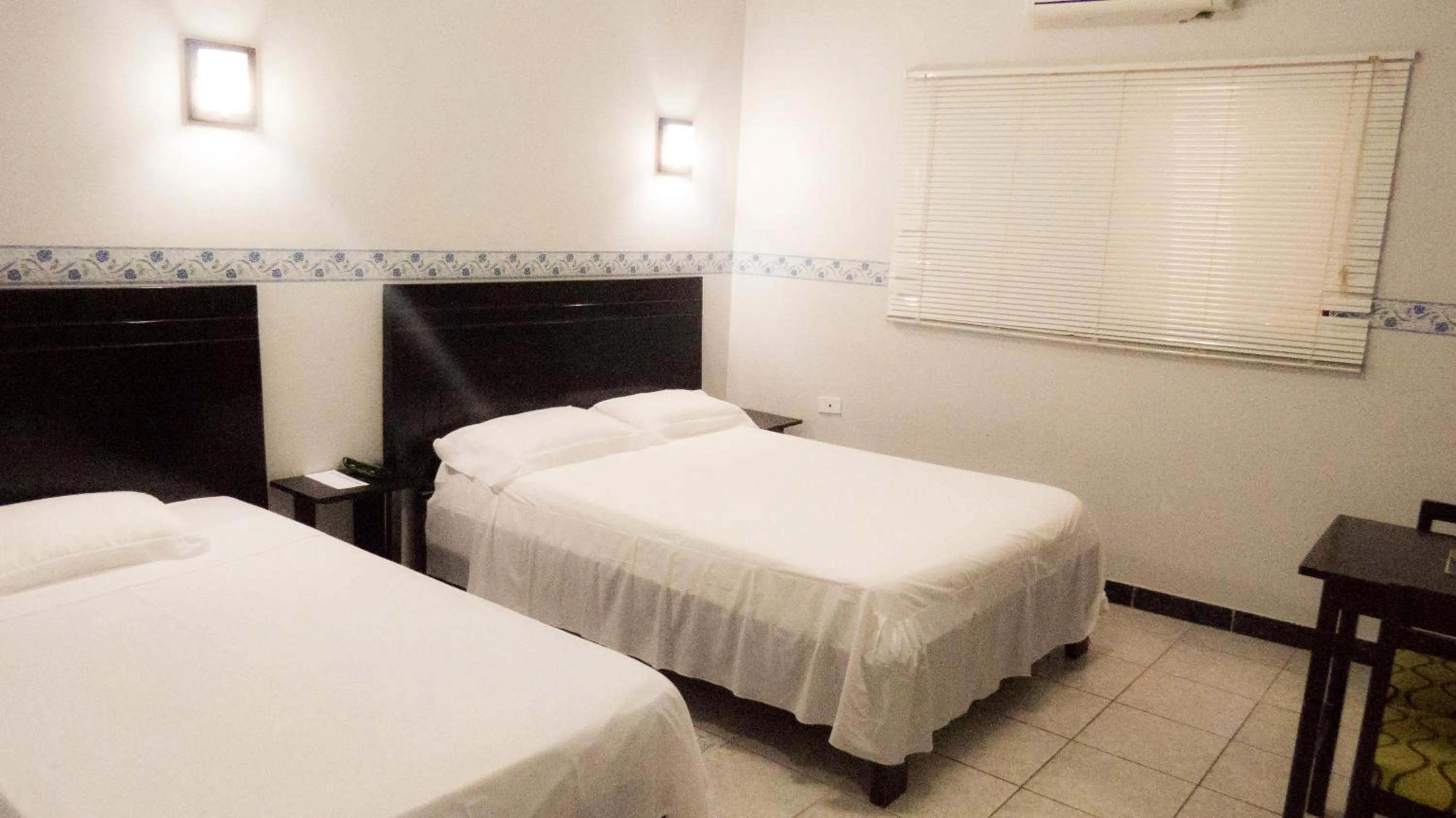 Photo of the whole room, Bed in Jer`s Hostal