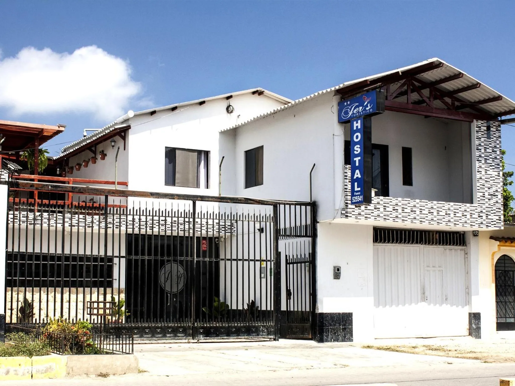 Facade/entrance in Jer`s Hostal