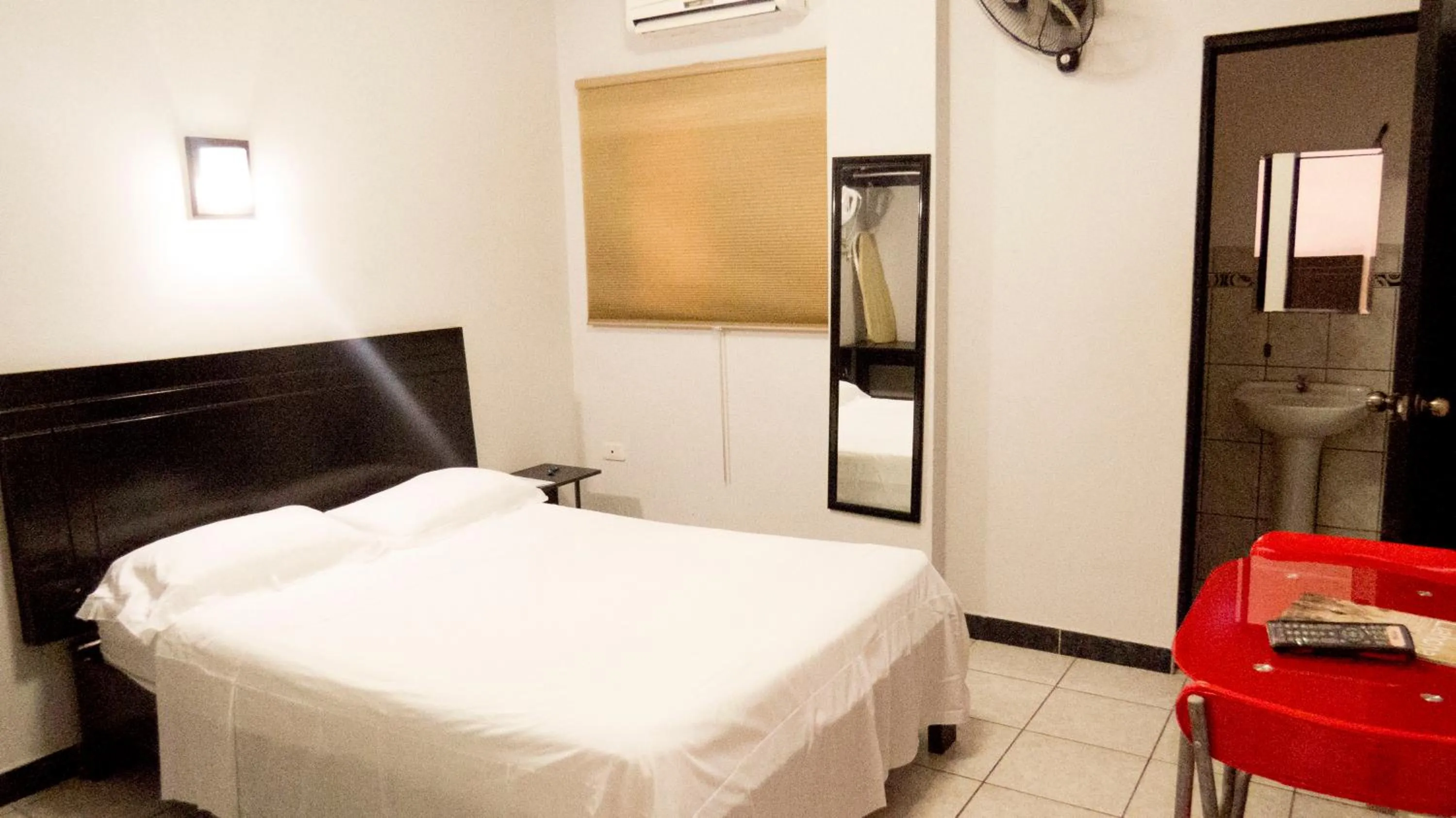 Photo of the whole room, Bed in Jer`s Hostal