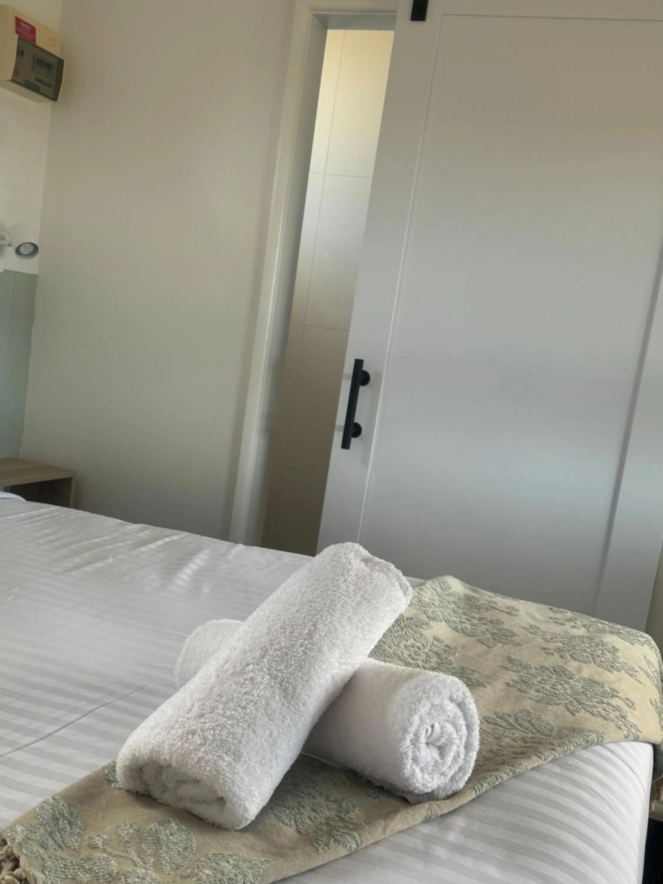 Bed in The Highlander Motel - 24HR Check In