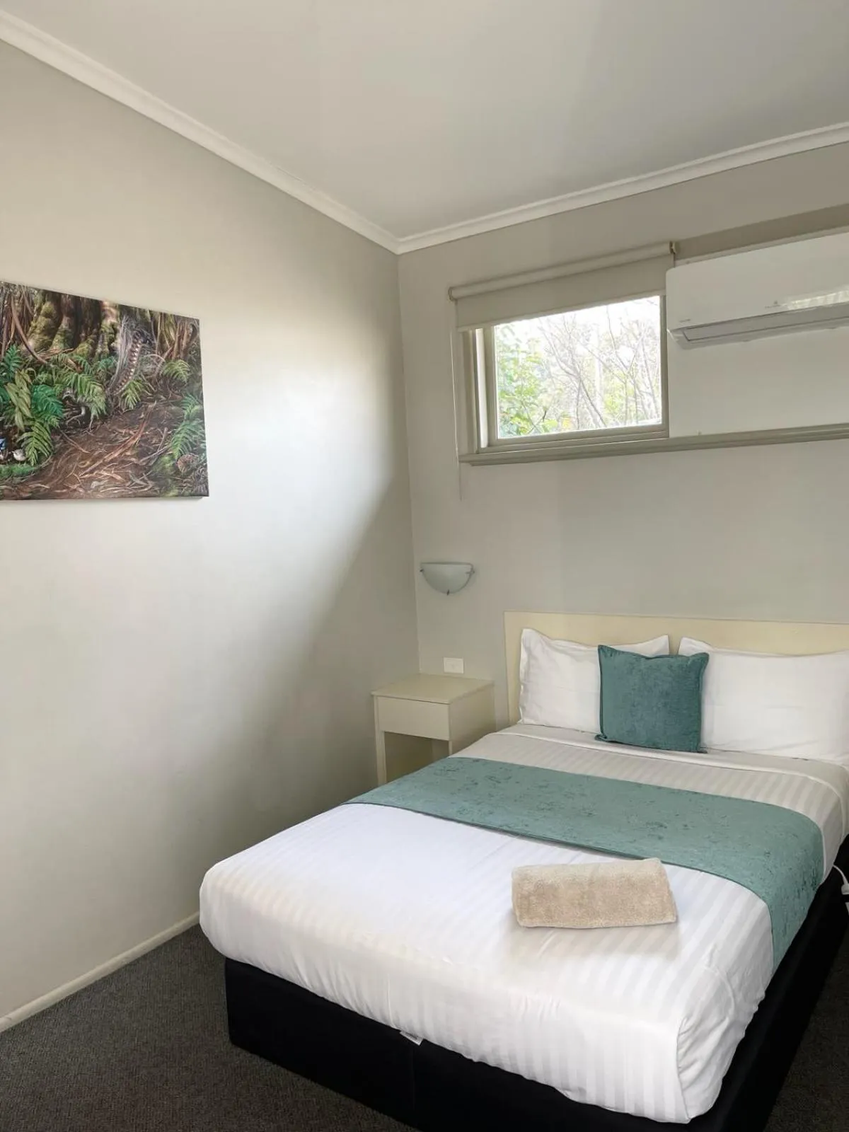 Bed in The Highlander Motel - 24HR Check In