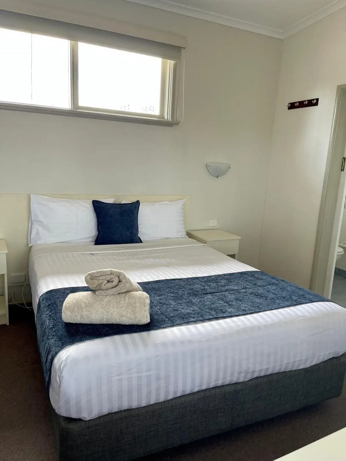 Queen Room in The Highlander Motel - 24HR Check In Queen Room in The Highlander Motel - 24HR Check In