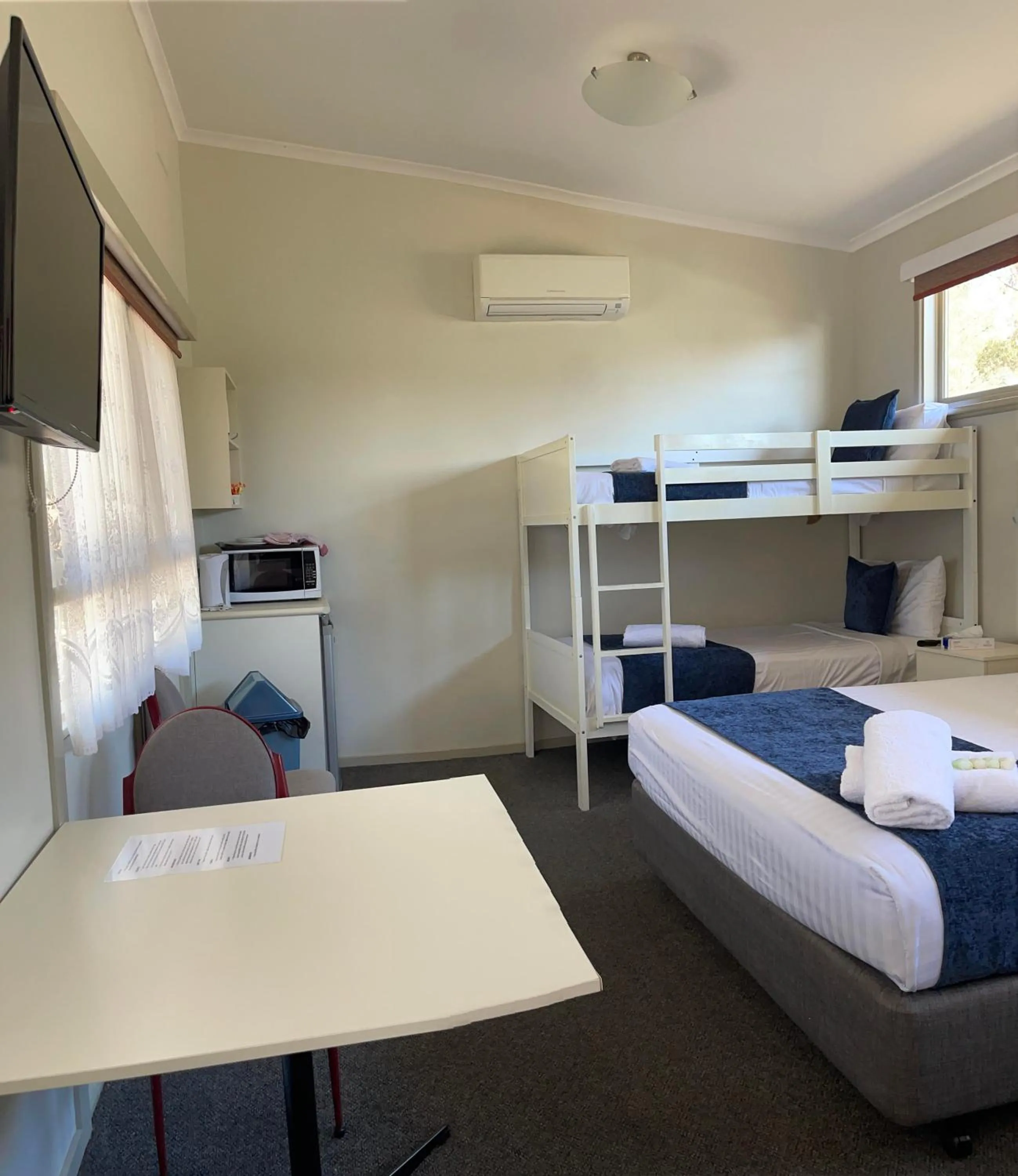 Bed in The Highlander Motel - 24HR Check In