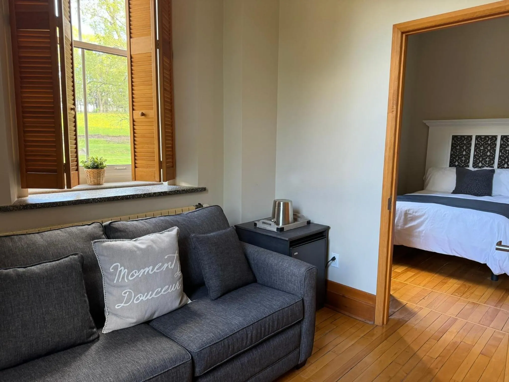 Bed in Auberge de l'Abbaye d'Oka