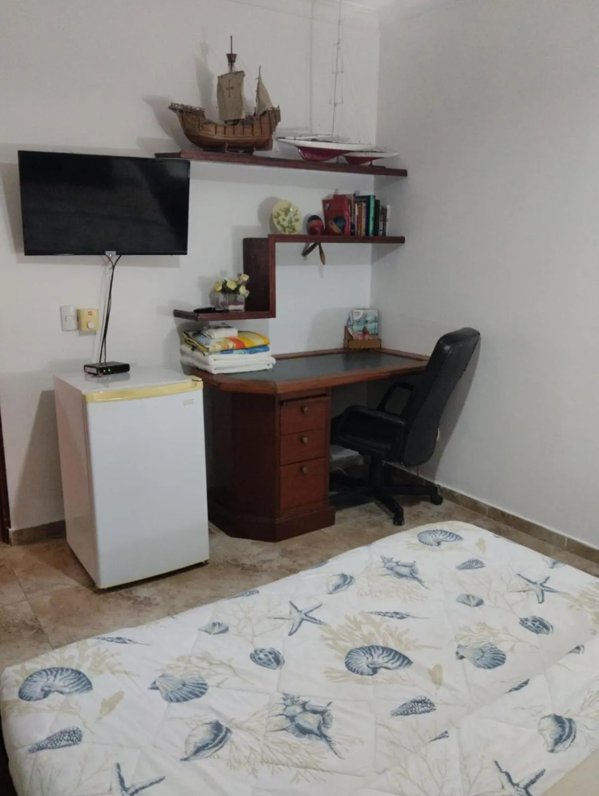 Text overlay in Nely y Pietro share apartment