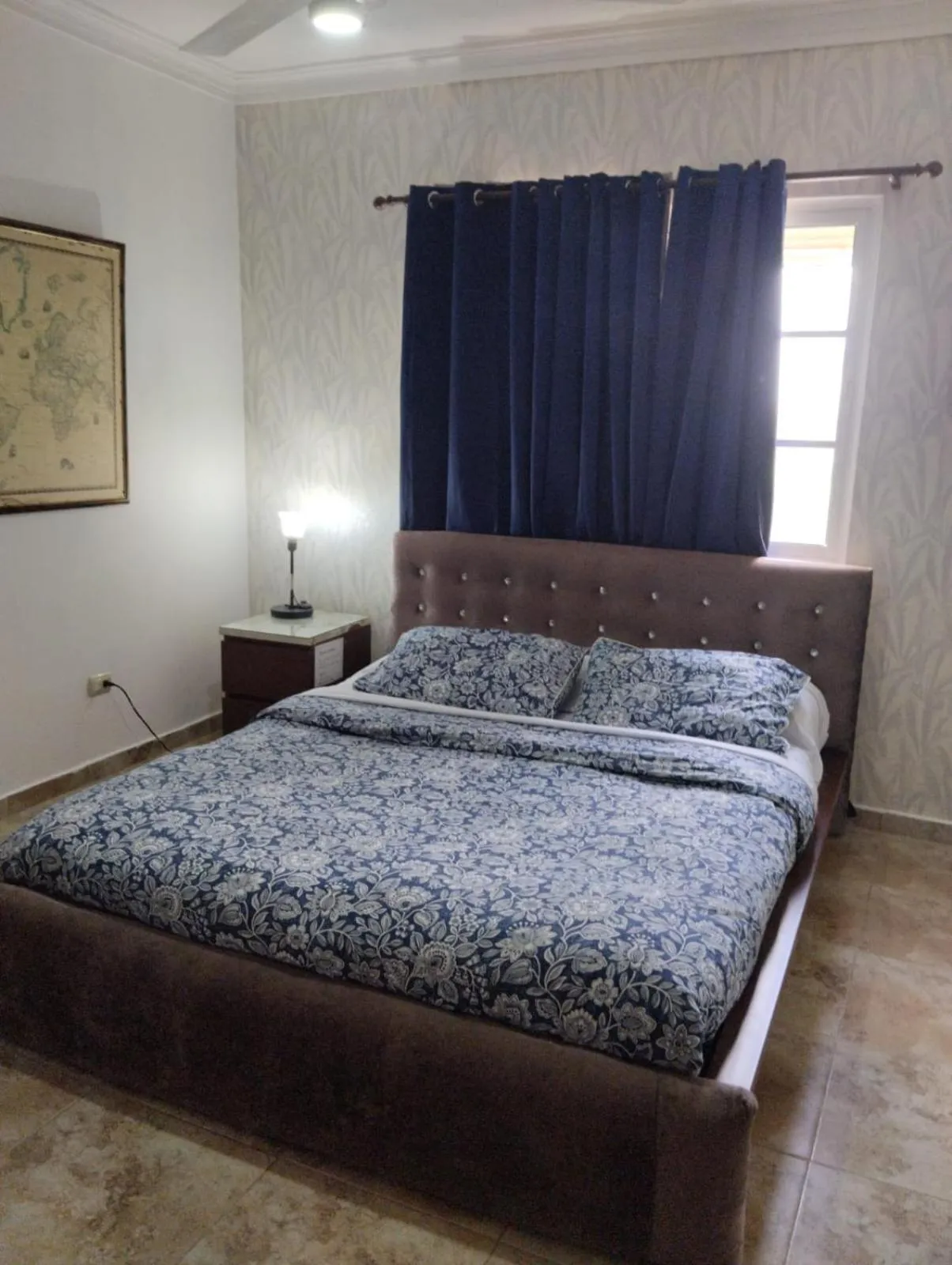Text overlay, Bed in Nely y Pietro share apartment