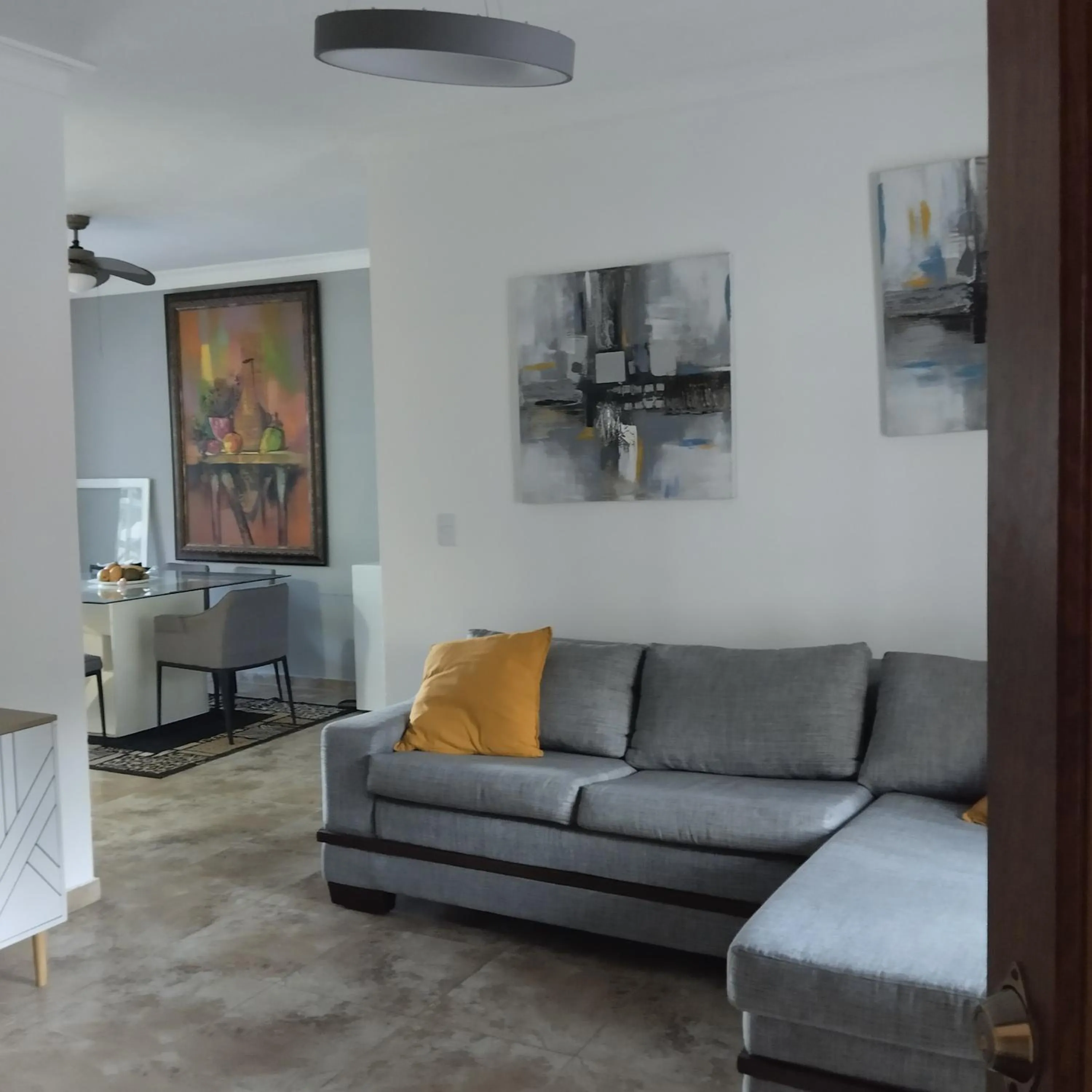 Nely y Pietro share apartment