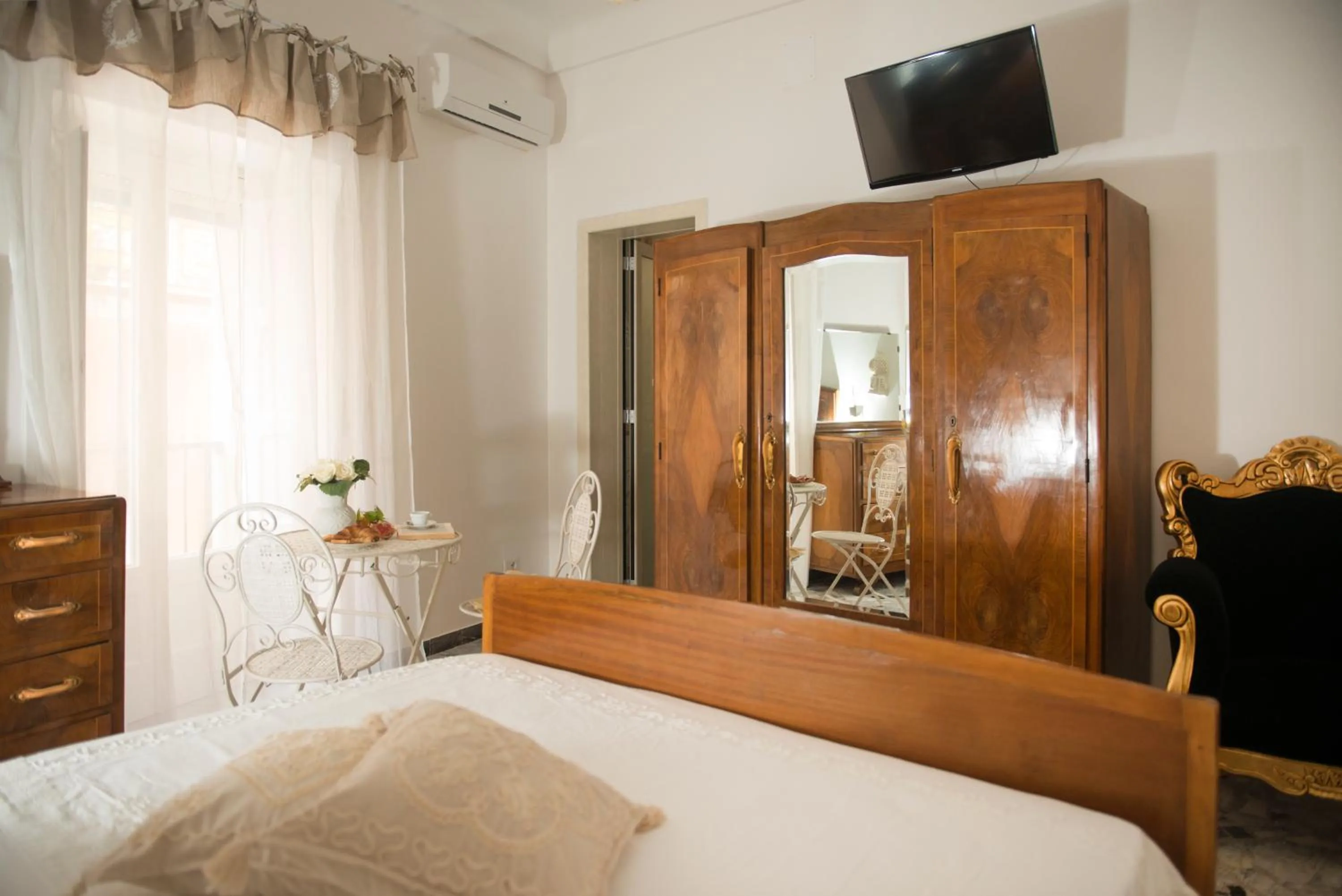 Photo of the whole room, Bed in Dimora Cappuccini Guest House