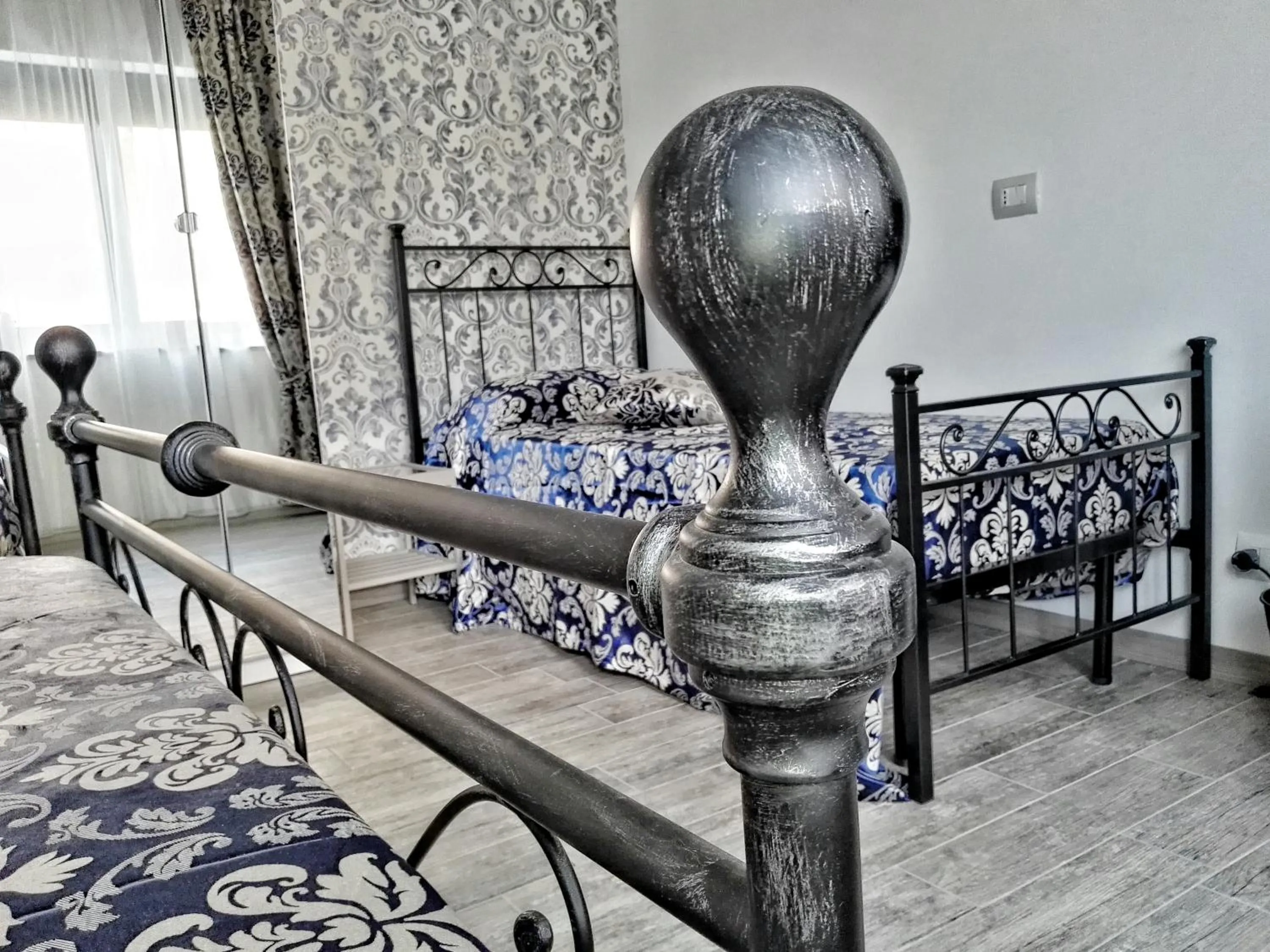 Bedroom, Bed in Central City Rooms