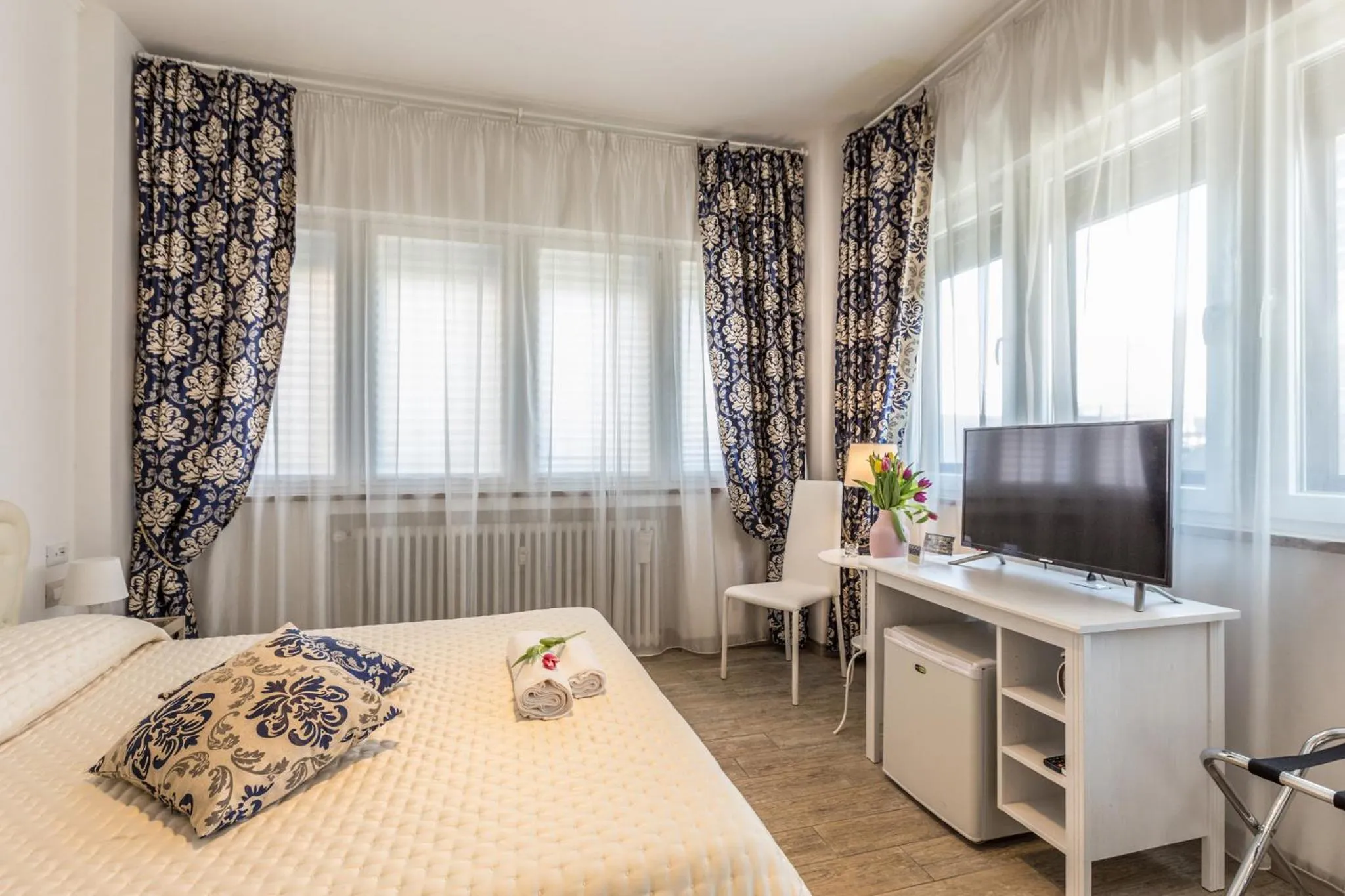 Bedroom, Bed in Central City Rooms