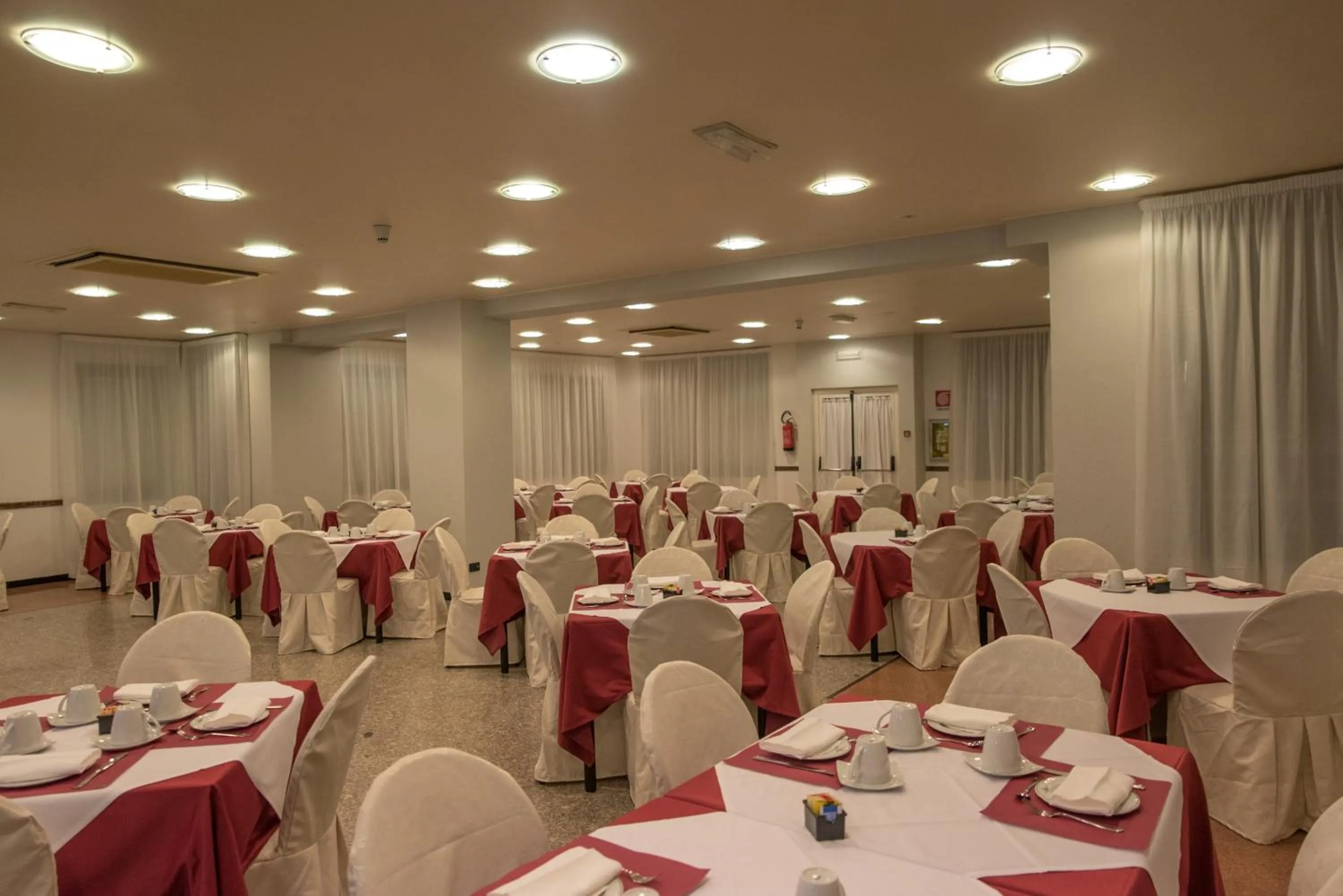 Restaurant/places to eat in New Petit Hotel