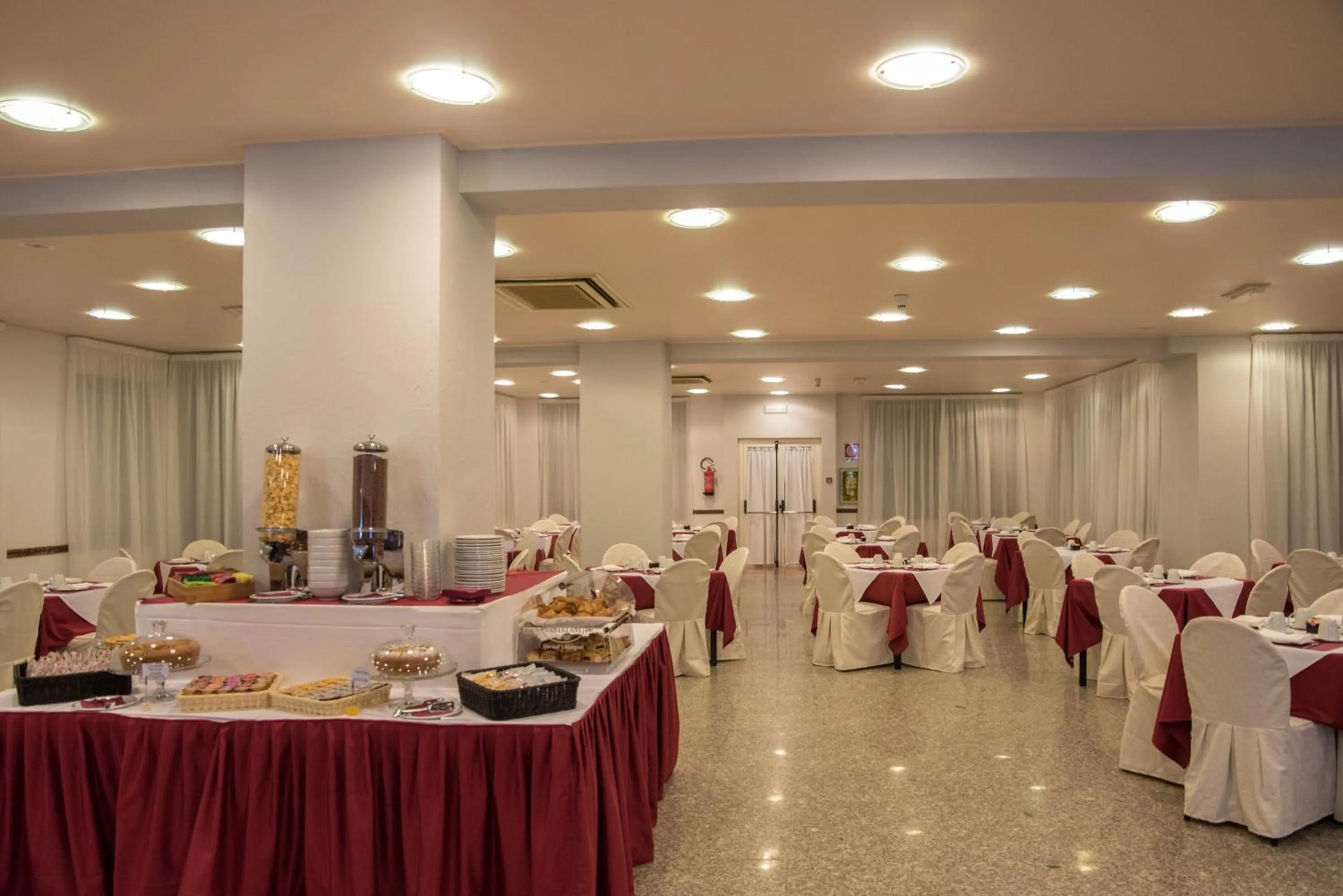 Restaurant/places to eat in New Petit Hotel