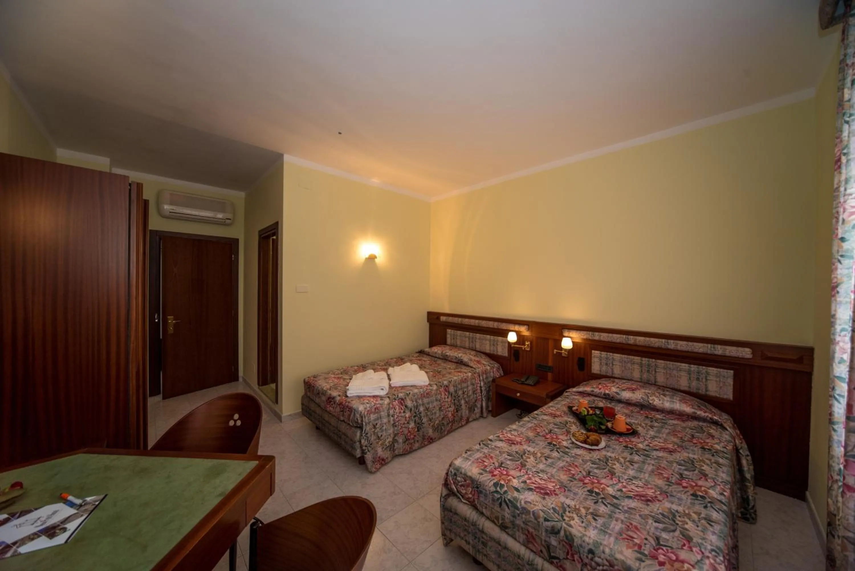 Bedroom, Bed in New Petit Hotel