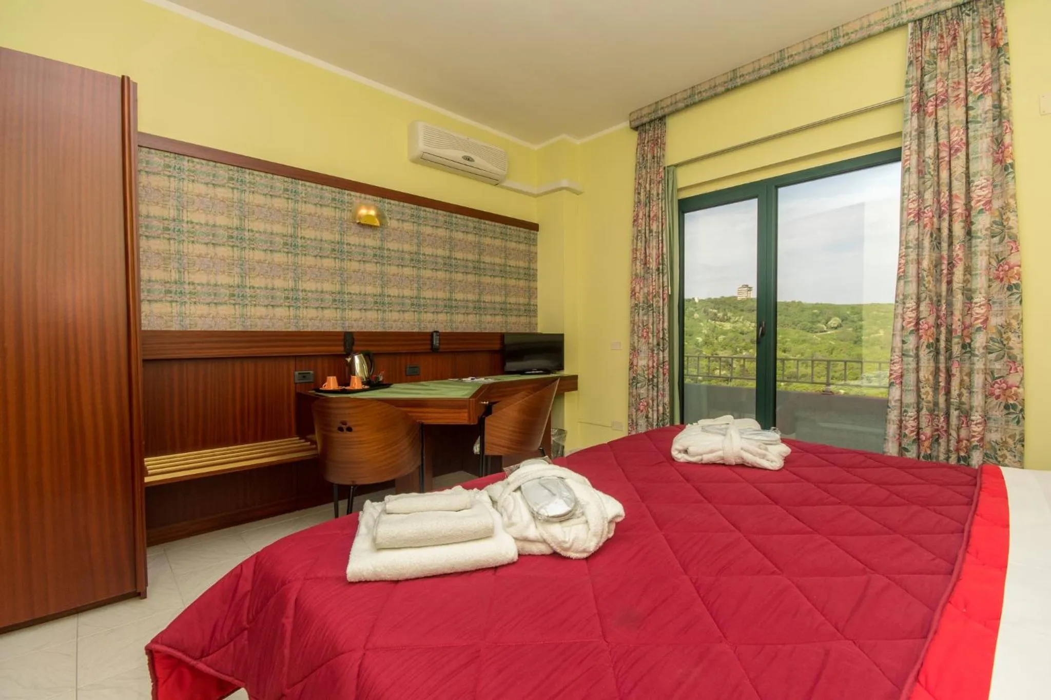 Bed in New Petit Hotel