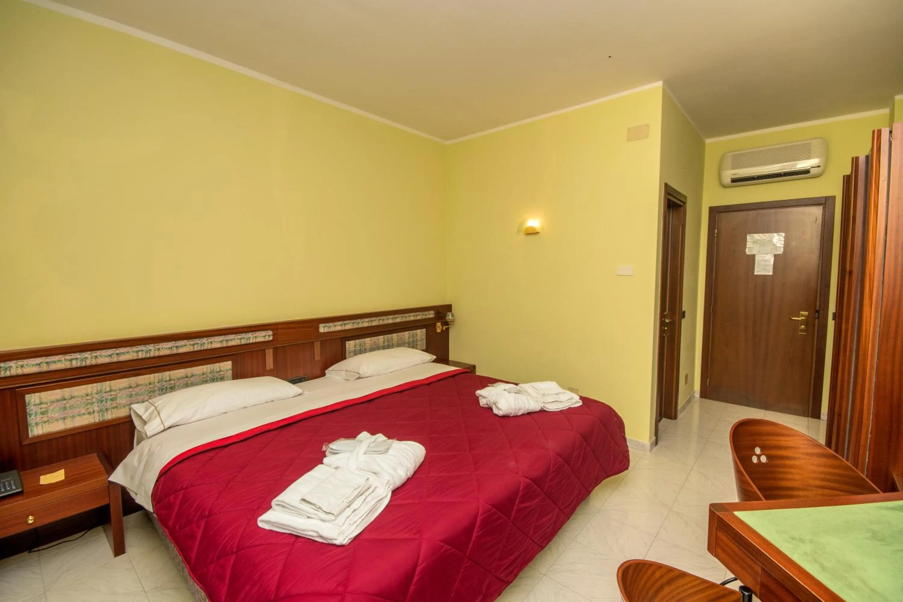 Bed in New Petit Hotel