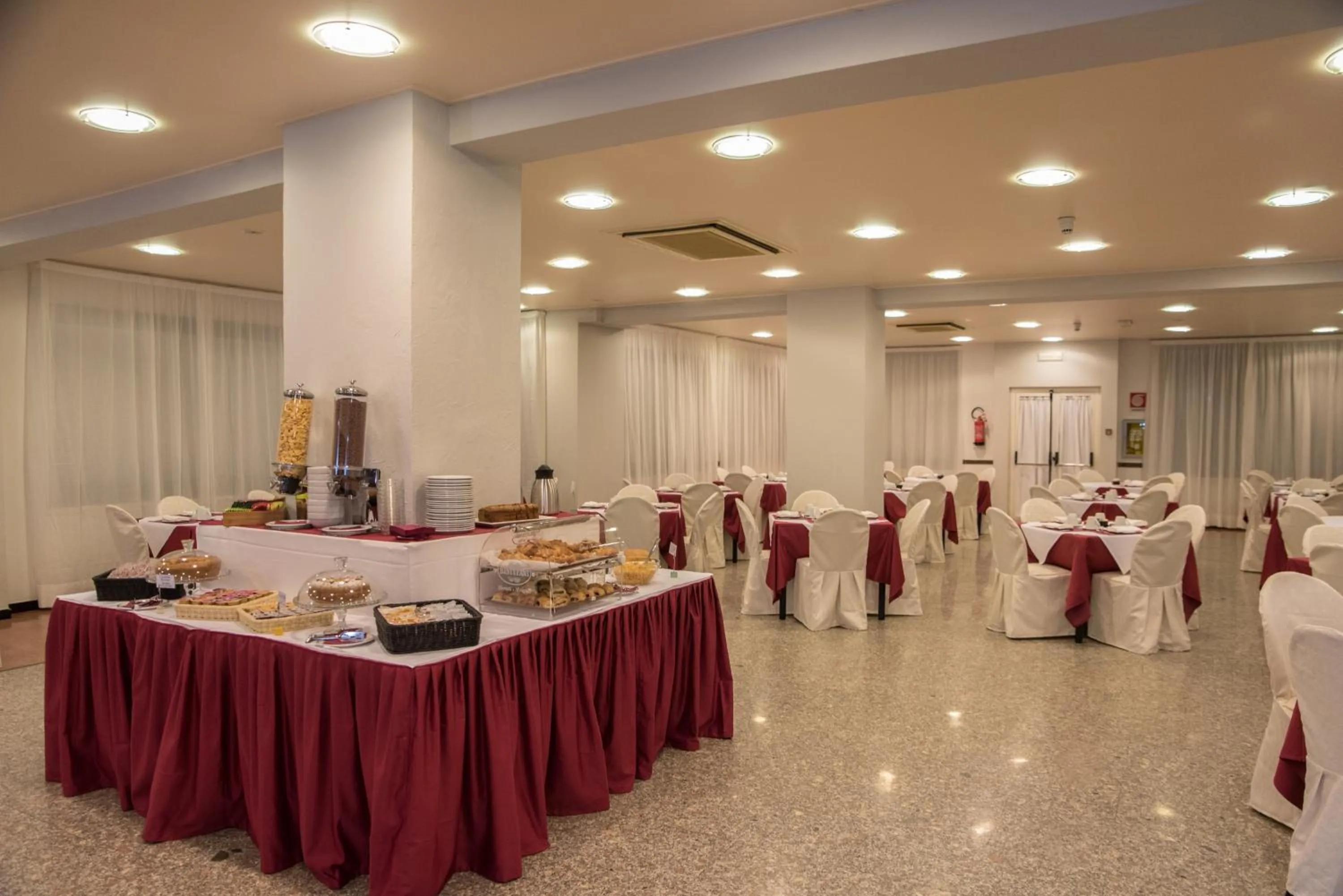 Restaurant/places to eat in New Petit Hotel