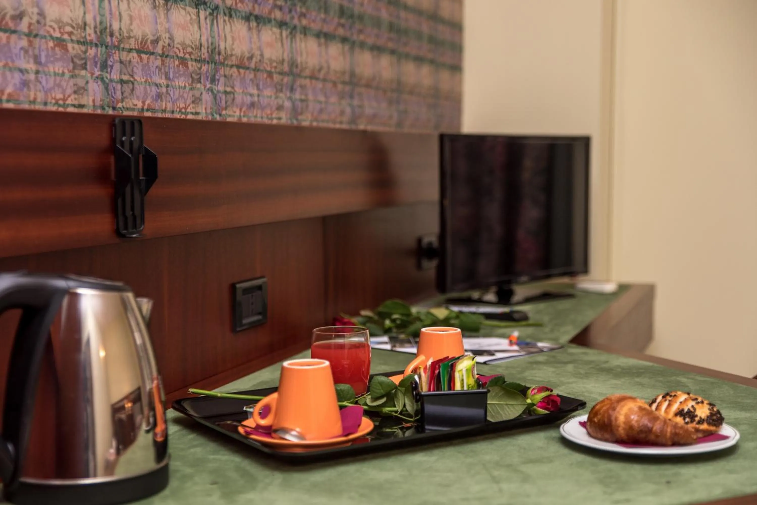 Coffee/tea facilities in New Petit Hotel