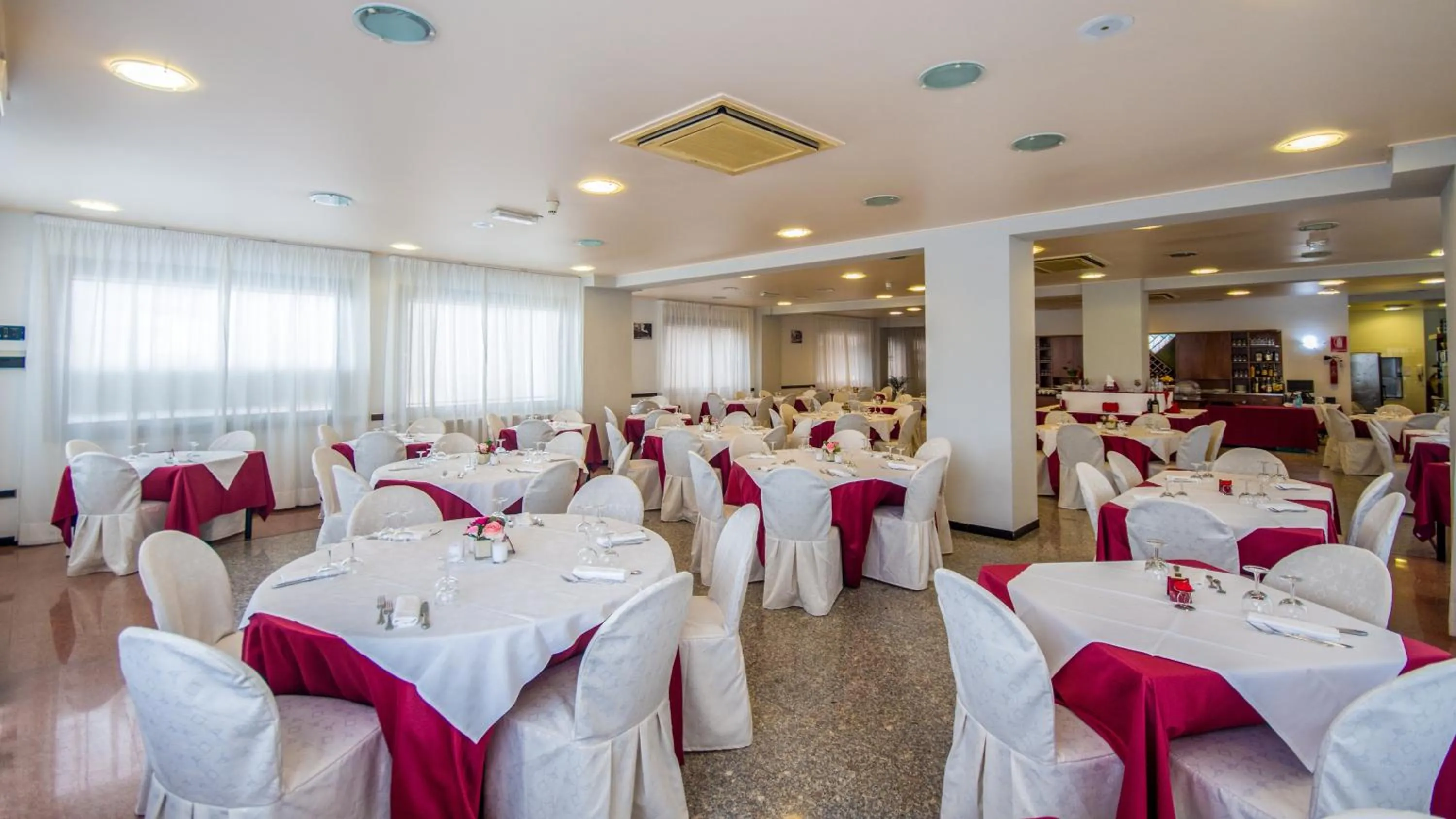 Restaurant/places to eat in New Petit Hotel