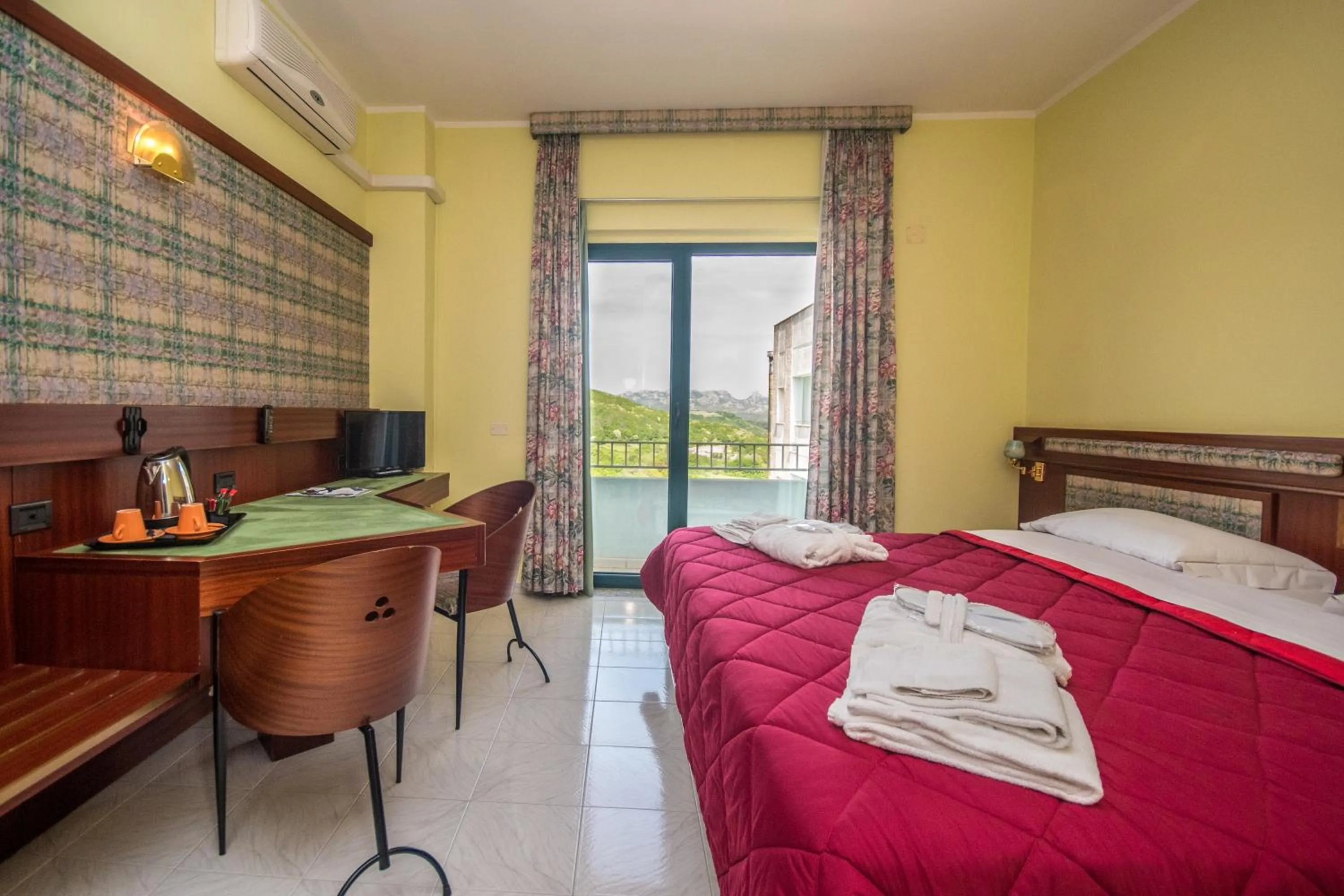 Bedroom, Bed in New Petit Hotel