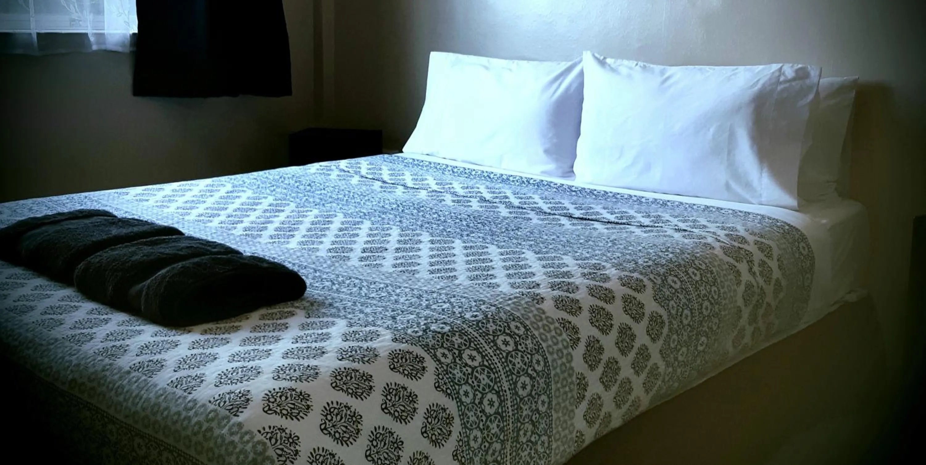 Bed in Aaron Court Motel