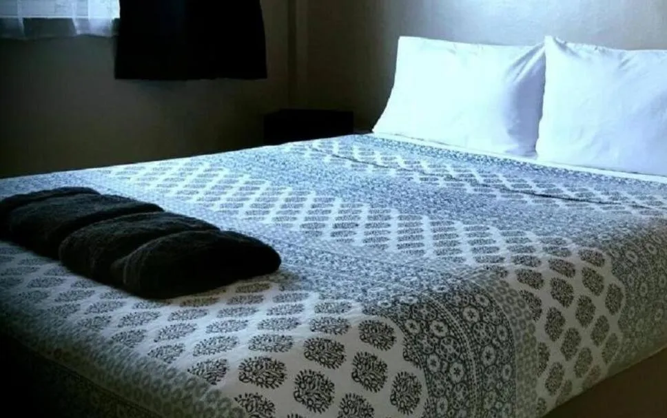 Bed in Aaron Court Motel