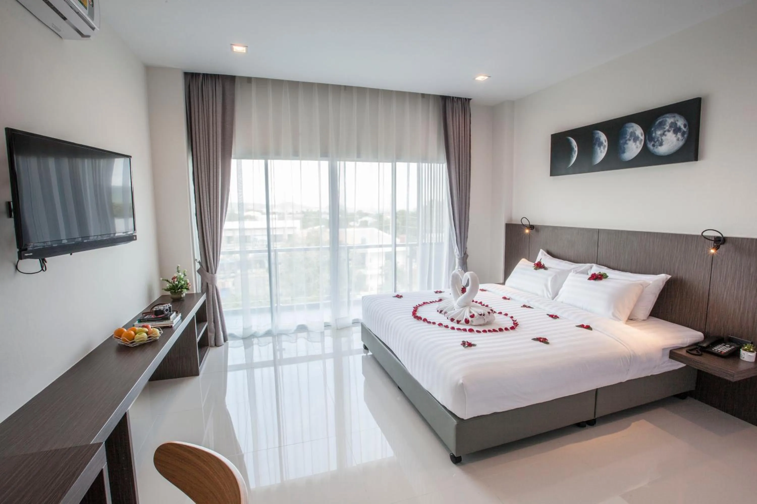 Photo of the whole room, Bed in The Elysium Residence - SHA Extra Plus