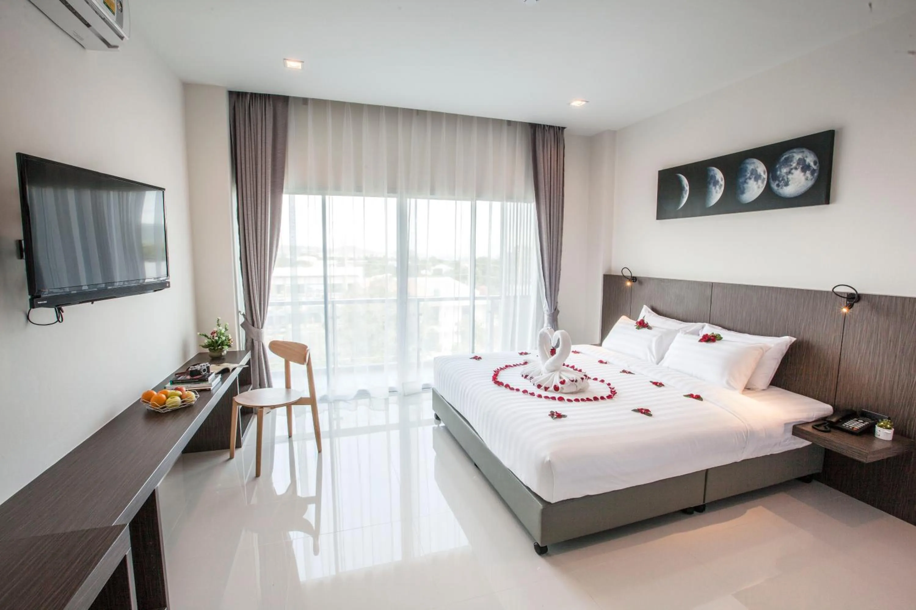 Photo of the whole room, Bed in The Elysium Residence - SHA Extra Plus