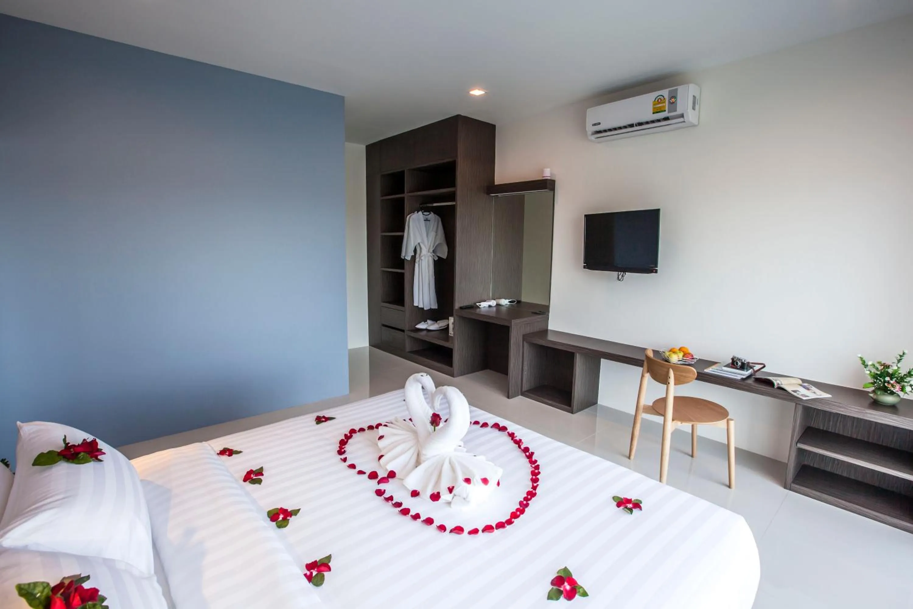 Photo of the whole room, Bed in The Elysium Residence - SHA Extra Plus