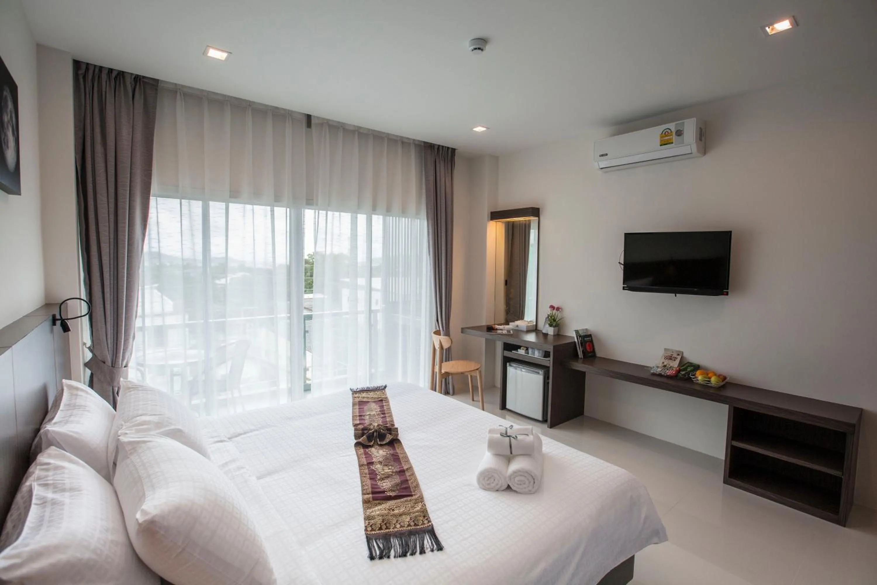 Photo of the whole room, Bed in The Elysium Residence - SHA Extra Plus