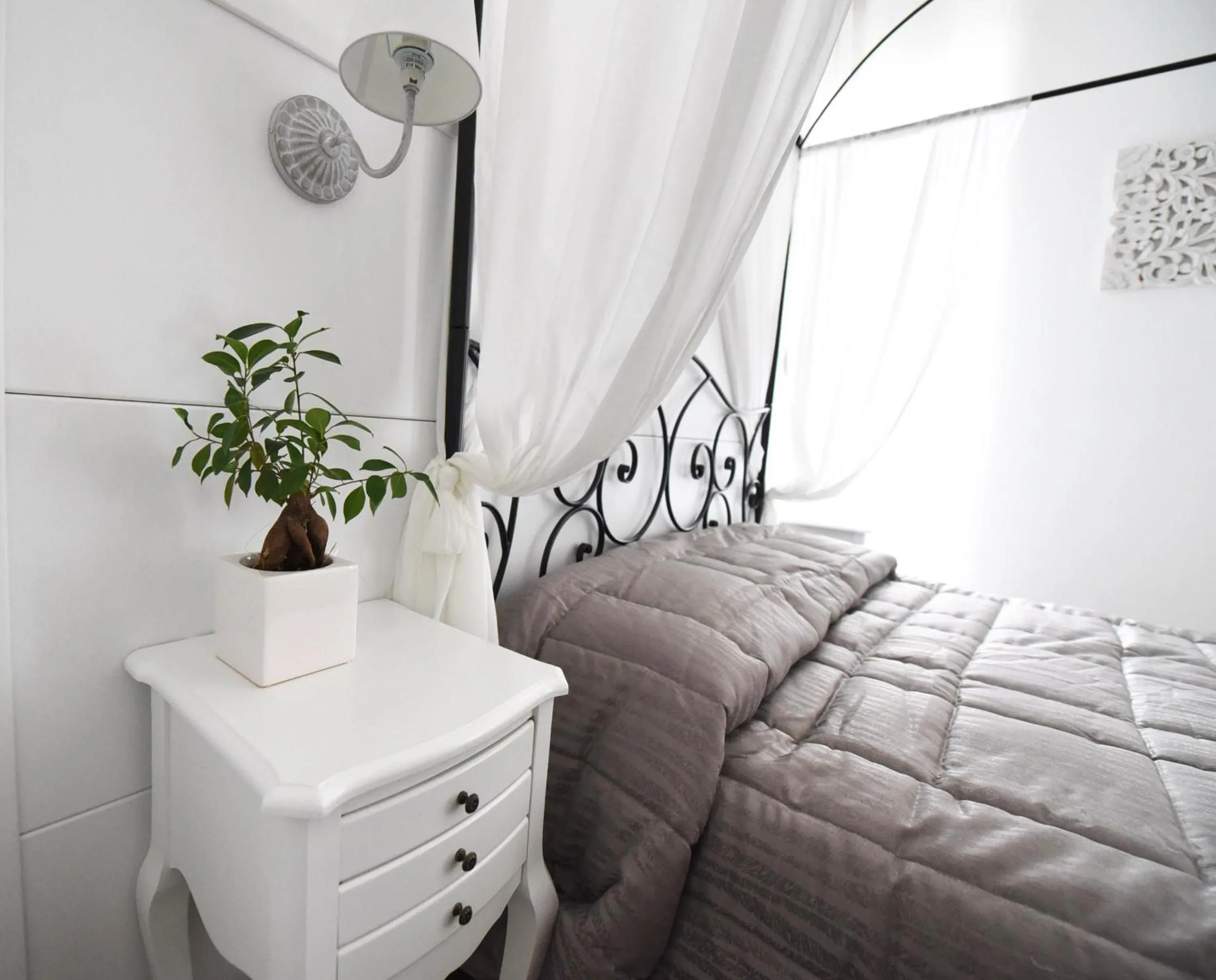 Decorative detail, Bed in BeB Pignatelli Affittacamere