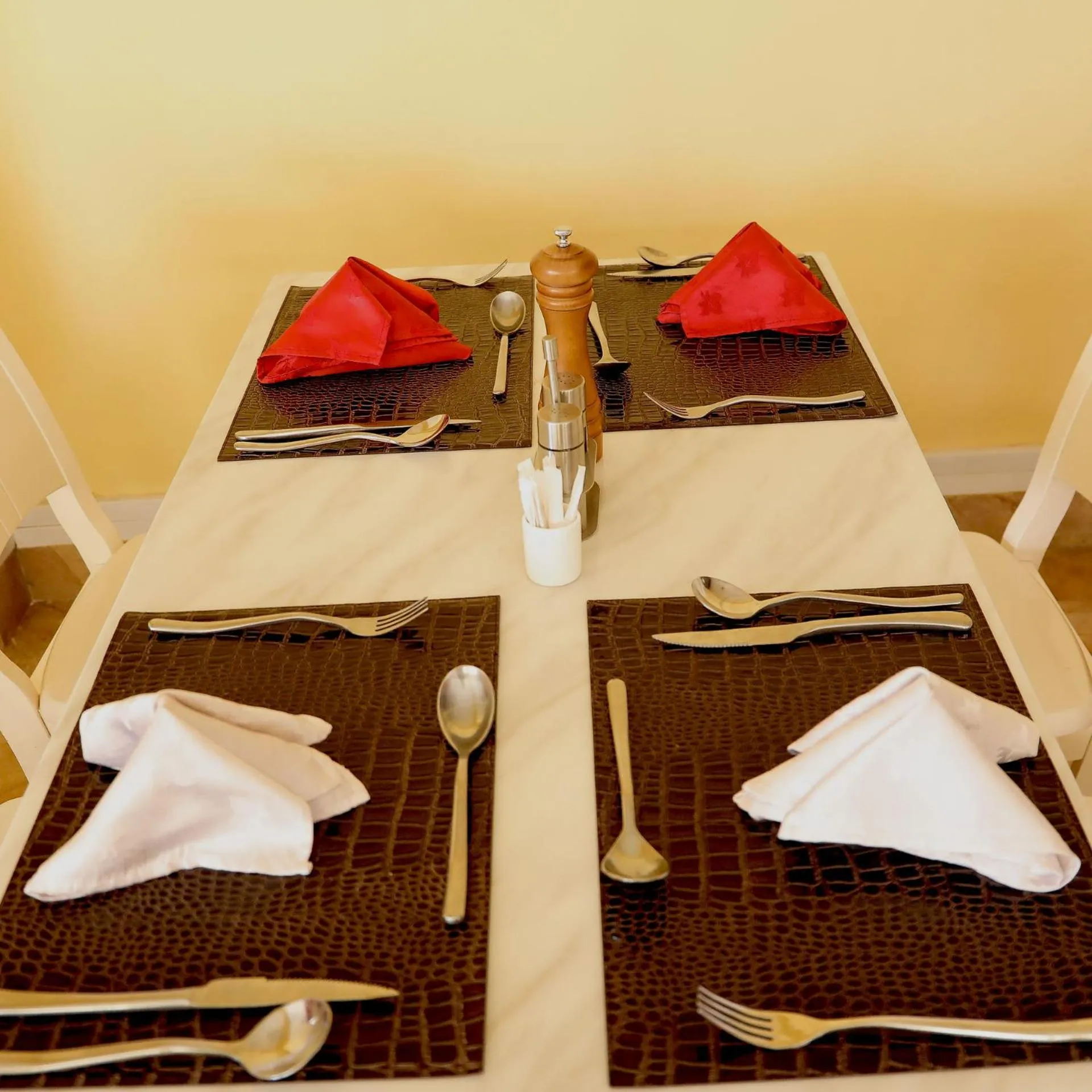 Restaurant/places to eat, Bed in Easy Hotel Kenya