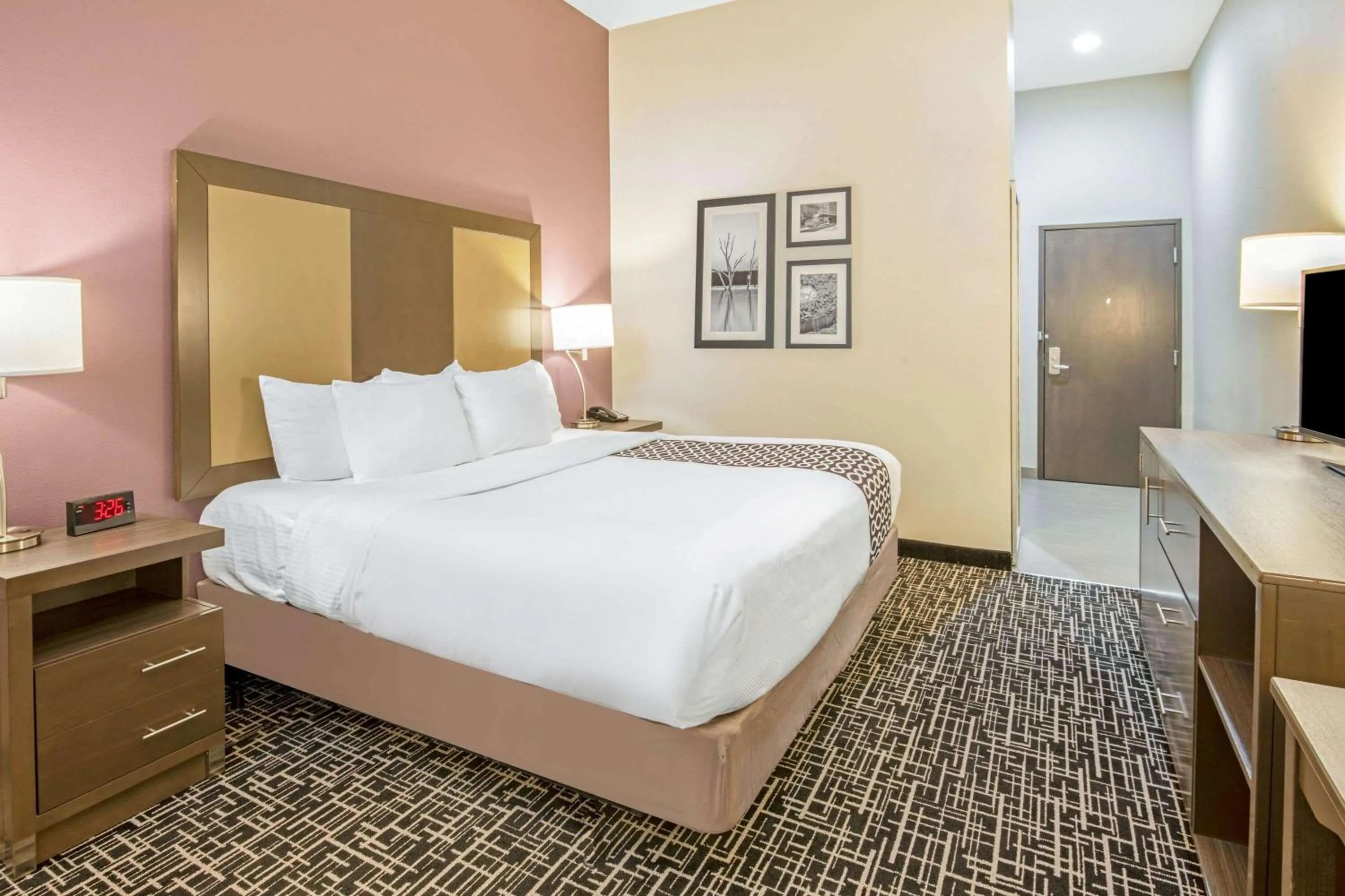 Photo of the whole room, Bed in La Quinta by Wyndham Weatherford OK