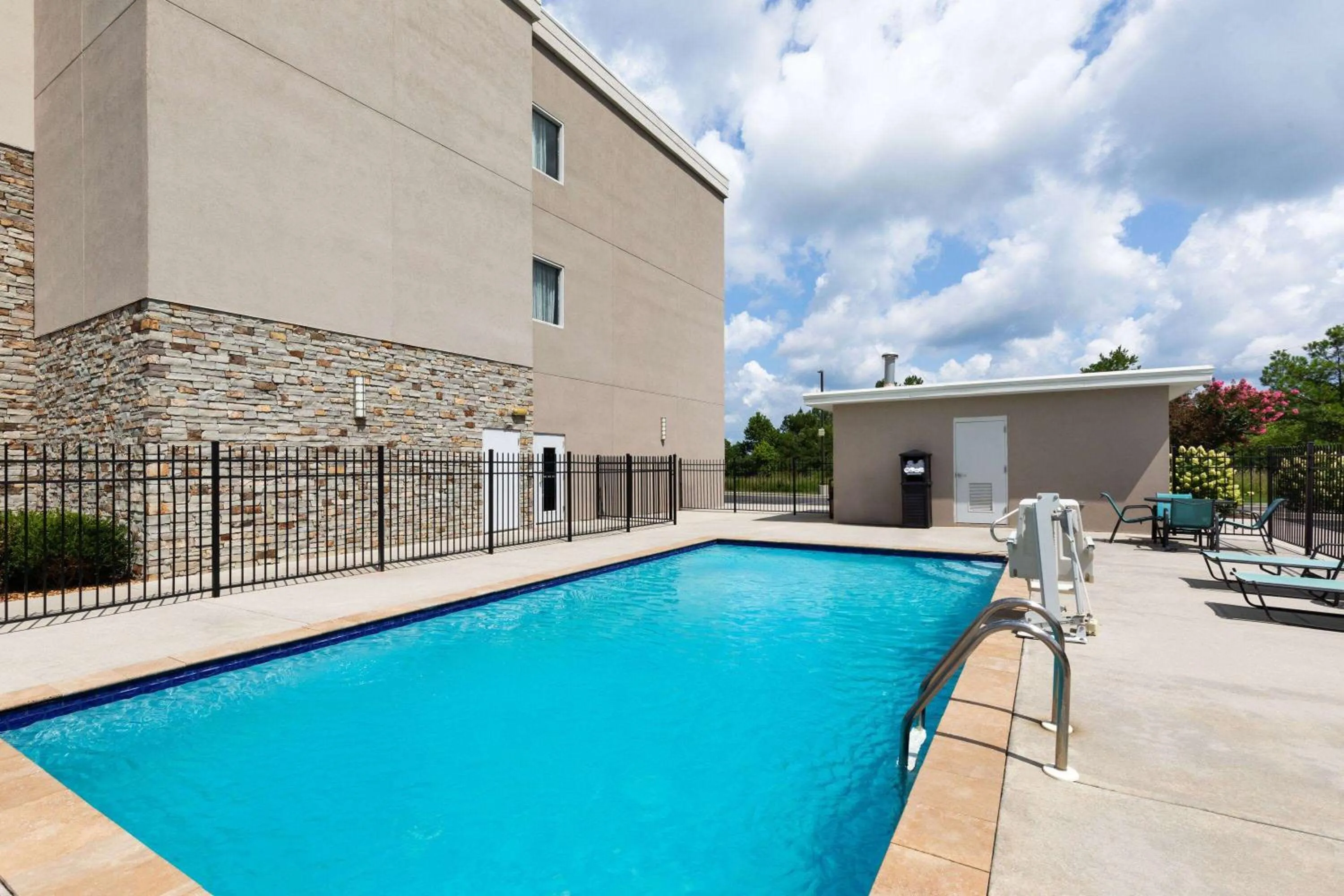 Pool view in La Quinta by Wyndham Cullman
