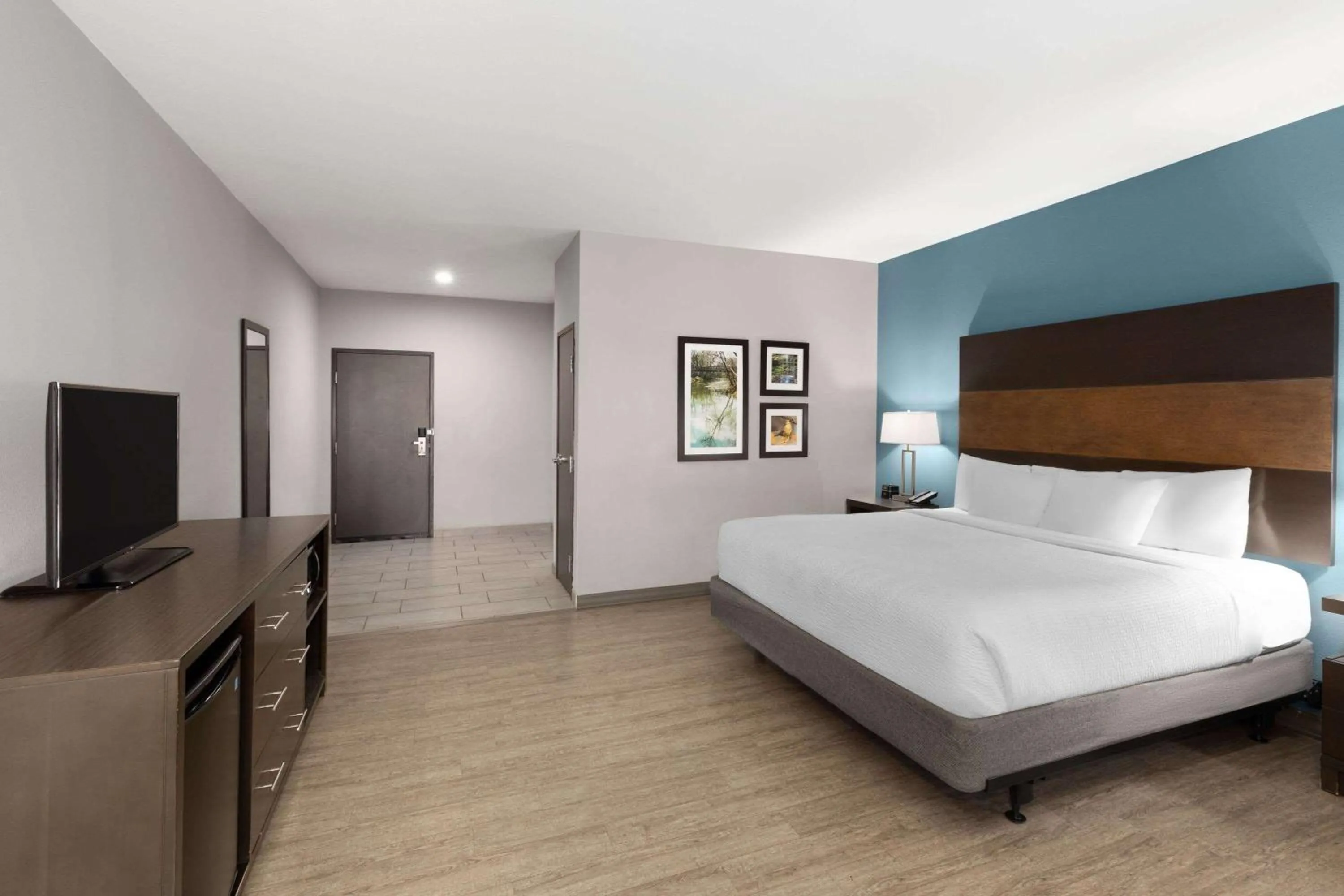 Photo of the whole room, Bed in La Quinta by Wyndham Cullman