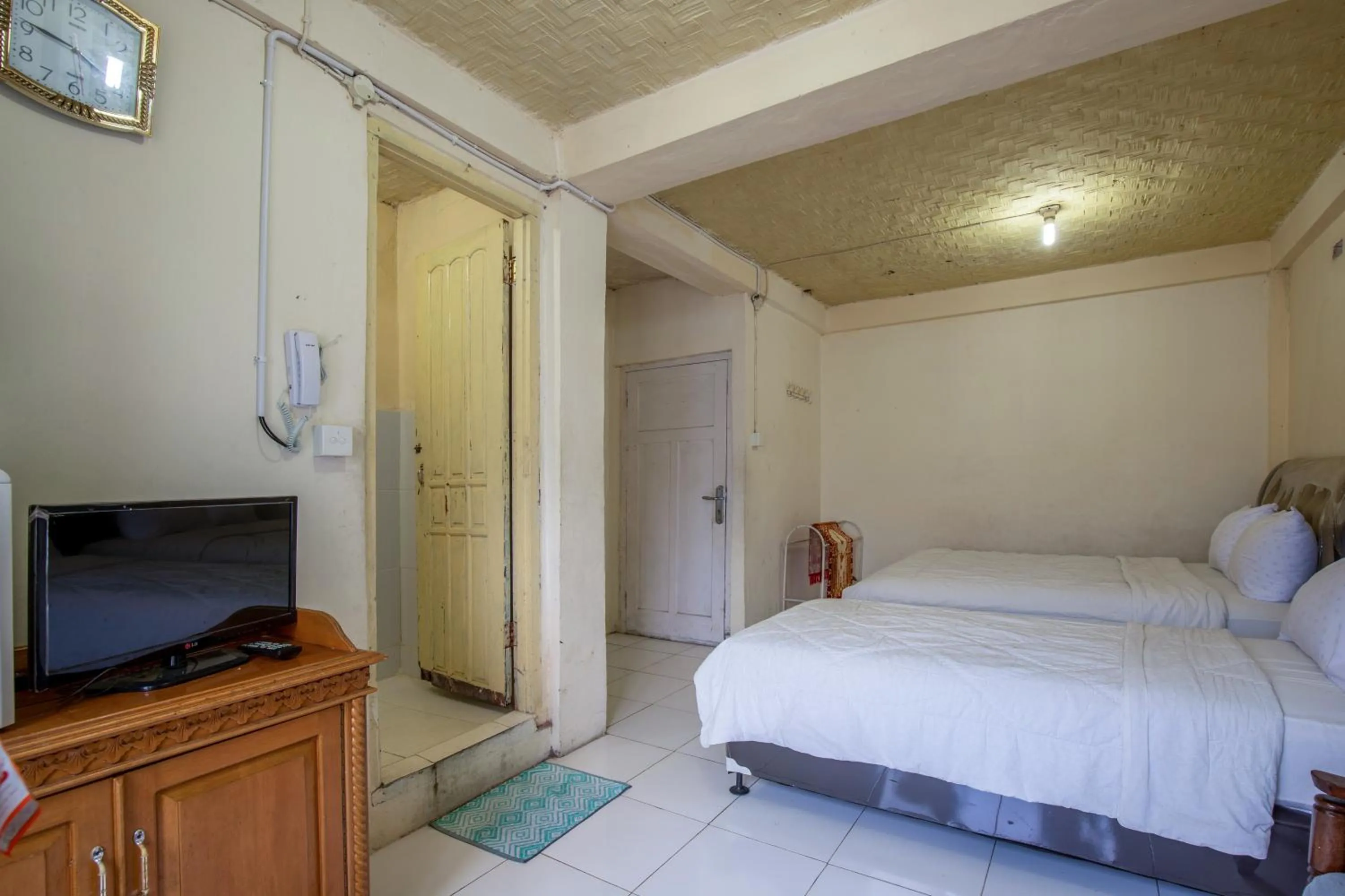 Photo of the whole room, Bed in Hotel Jogja Bukittinggi