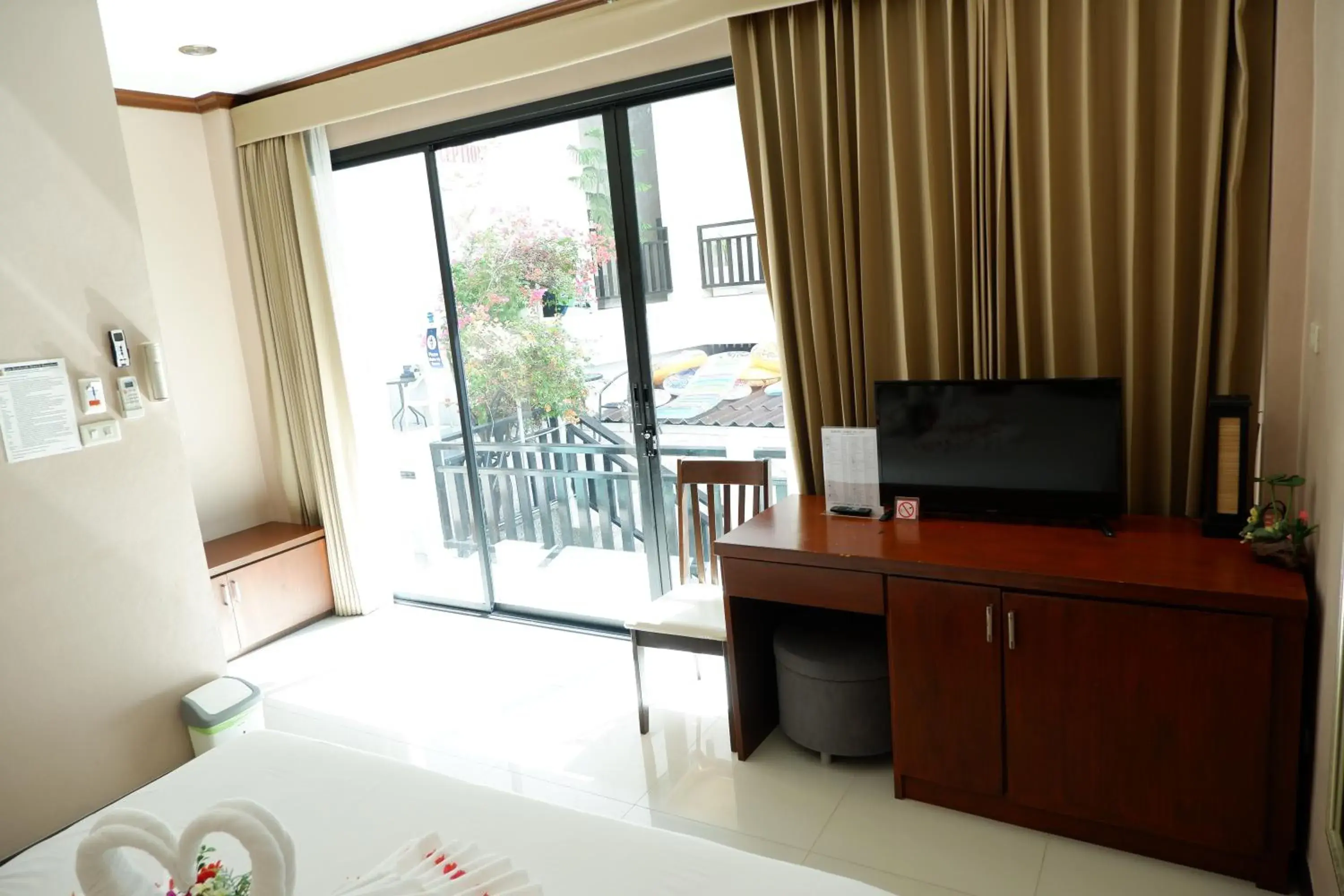 Deluxe Double Room in Kata Beachwalk Hotel and Bungalows Deluxe Double Room in Kata Beachwalk Hotel and Bungalows