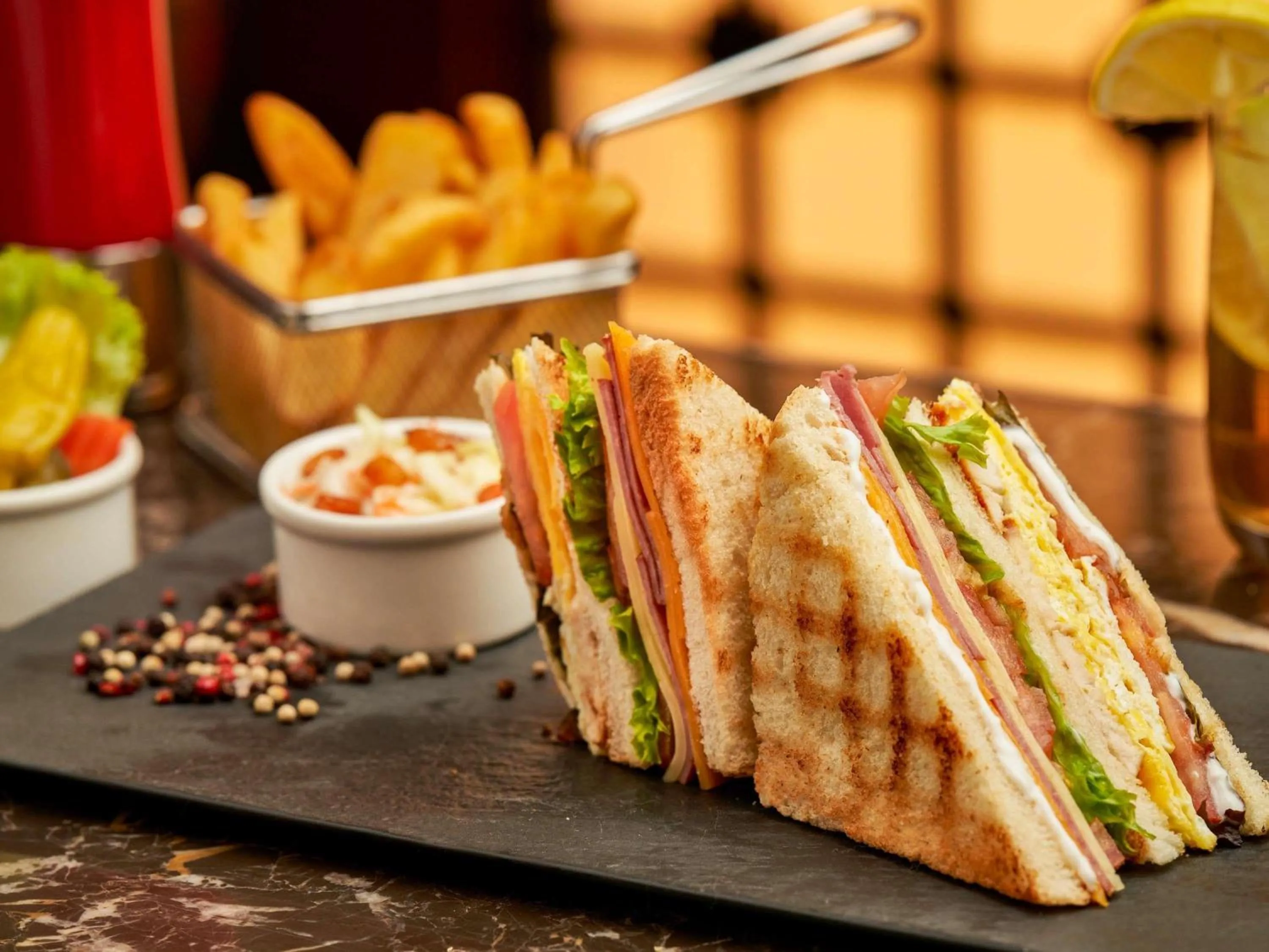 Lounge or bar in Swissotel Al Maqam Makkah