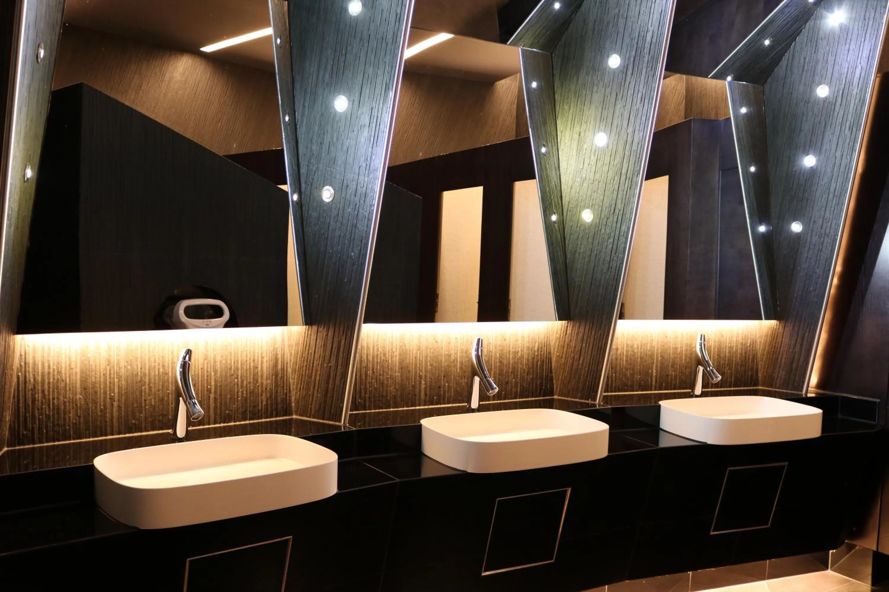 Bathroom in Hotel International Prishtina & Spa