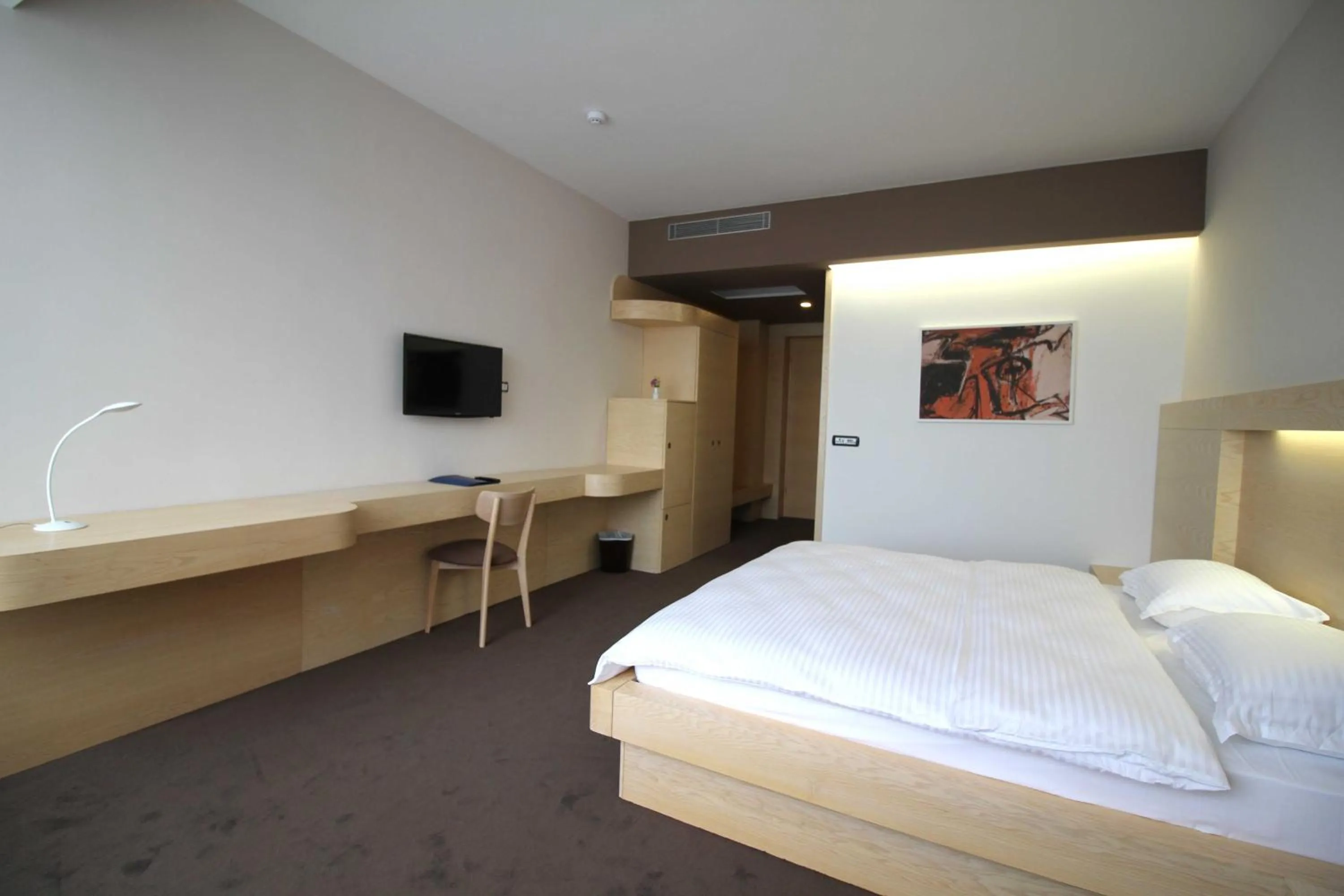 TV and multimedia, Bed in Hotel International Prishtina & Spa
