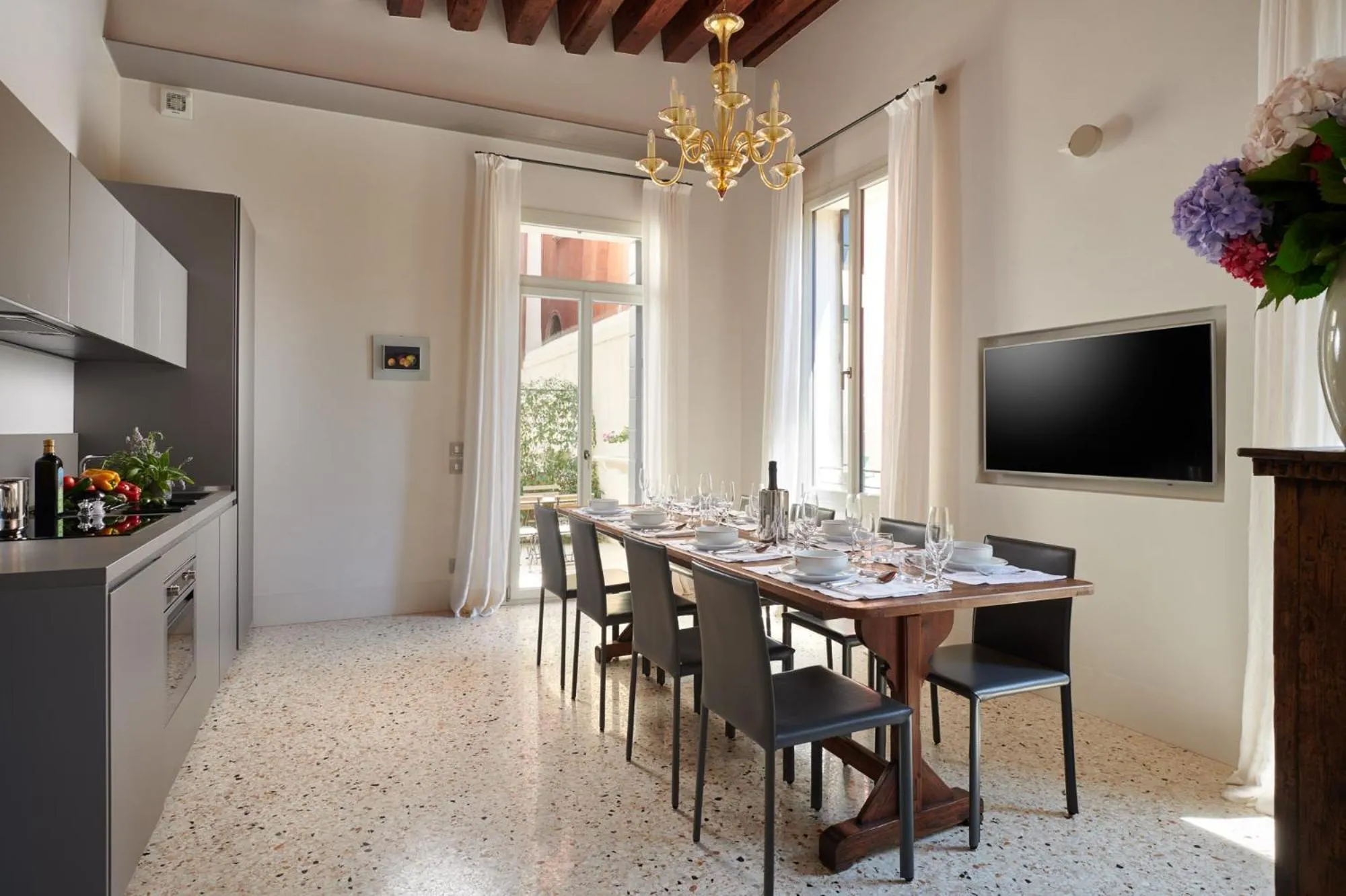 Dining area in Palazzo Morosini Degli Spezieri - Lifestyle Apartments