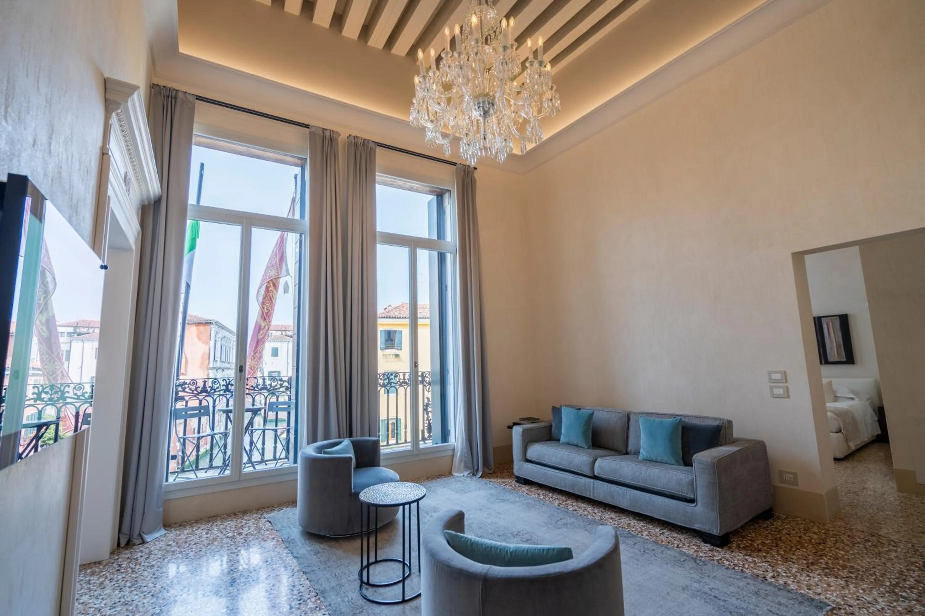 TV and multimedia in Palazzo Morosini Degli Spezieri - Lifestyle Apartments