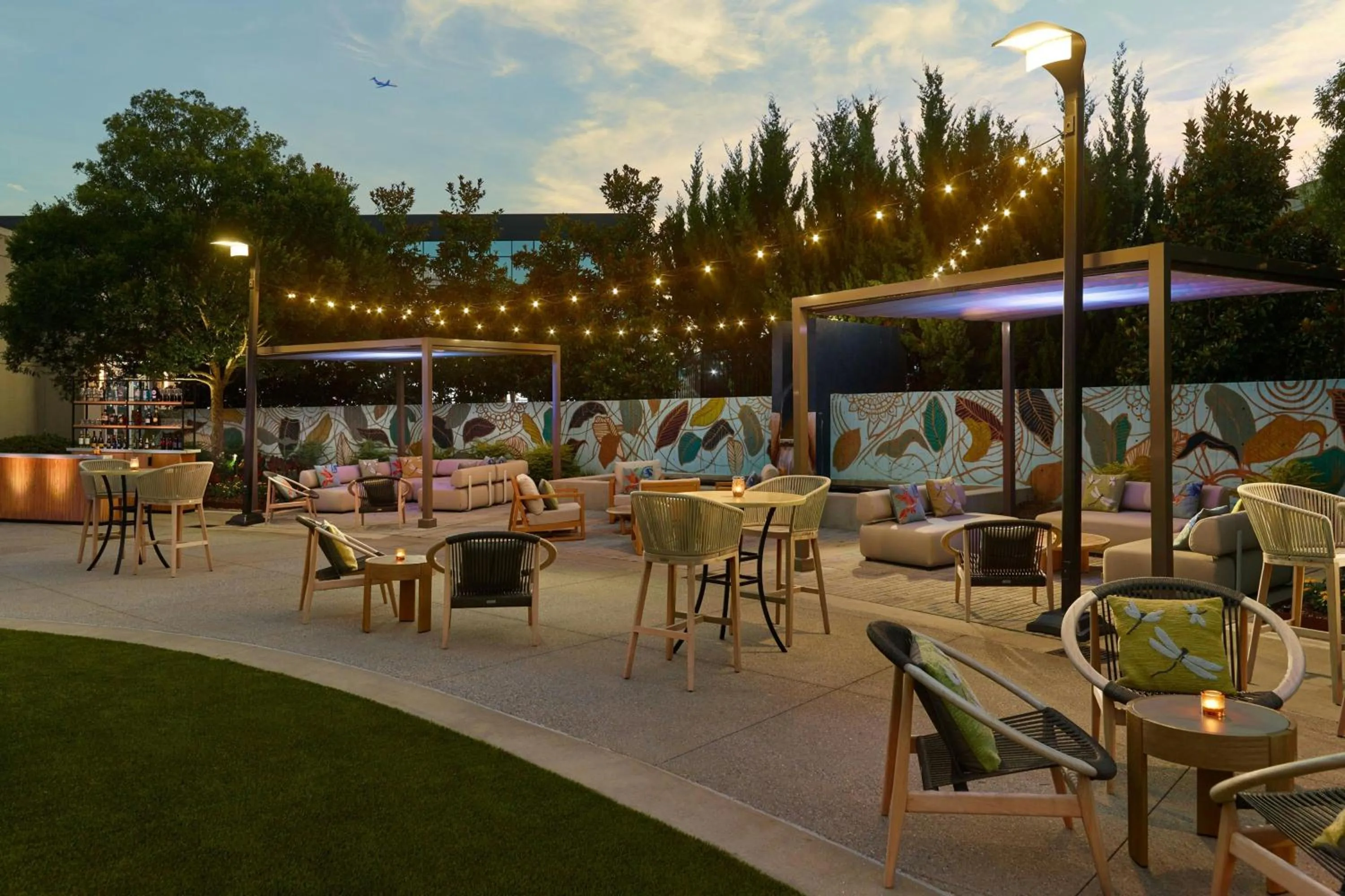 Restaurant/places to eat in Renaissance Atlanta Airport Gateway Hotel