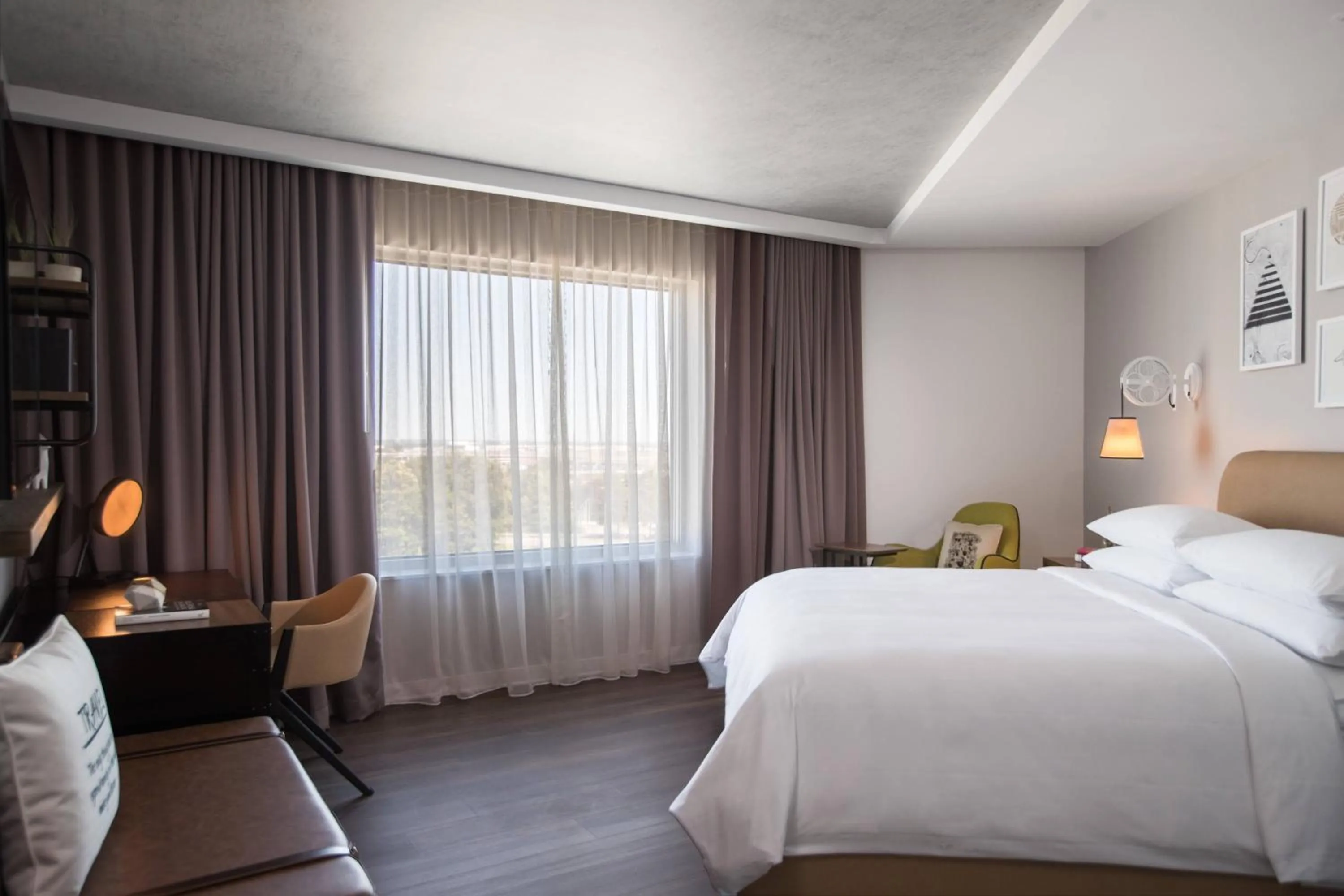 Bedroom, Bed in Renaissance Atlanta Airport Gateway Hotel