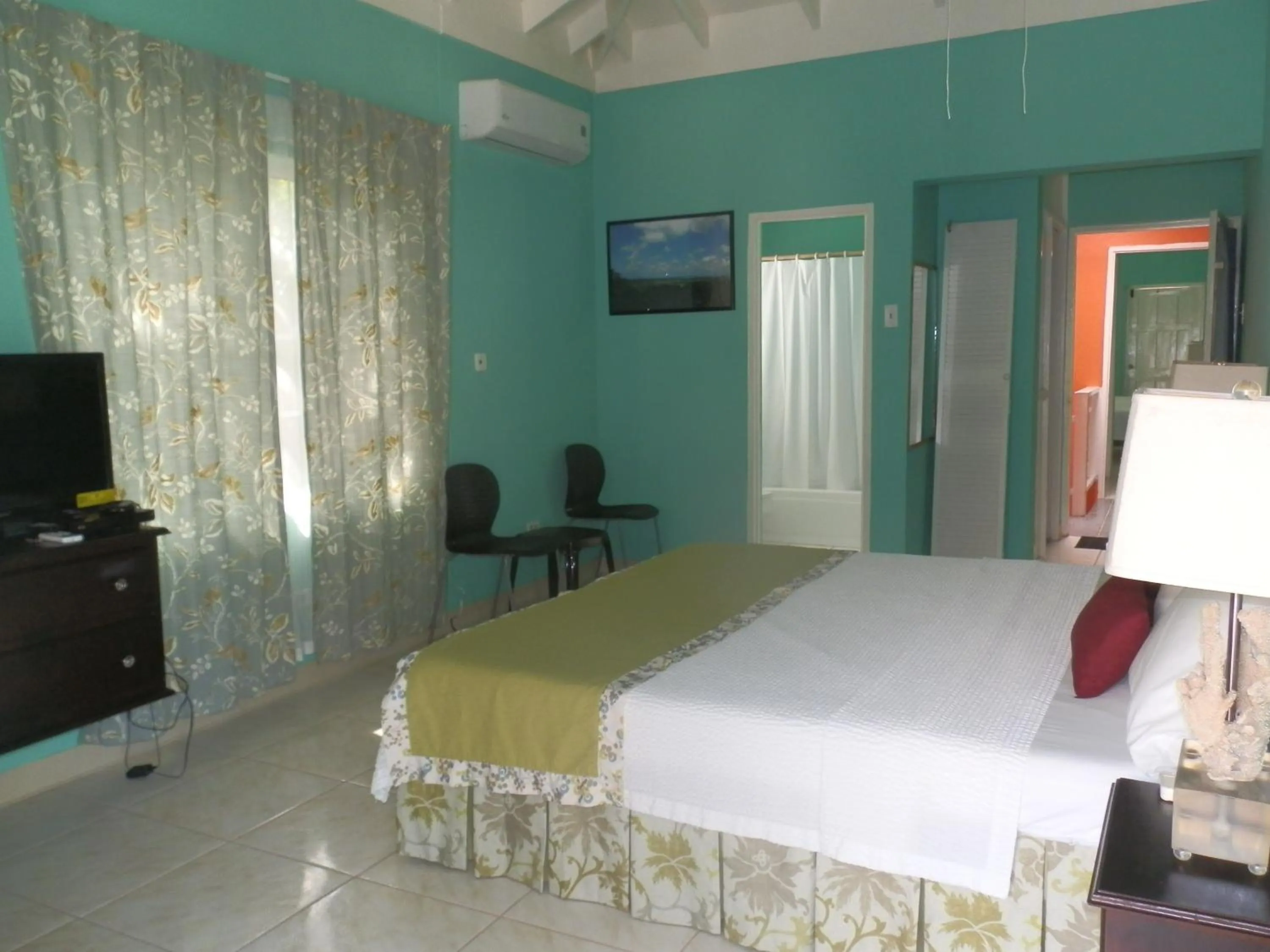 Bathroom in Paradise on the Rocks