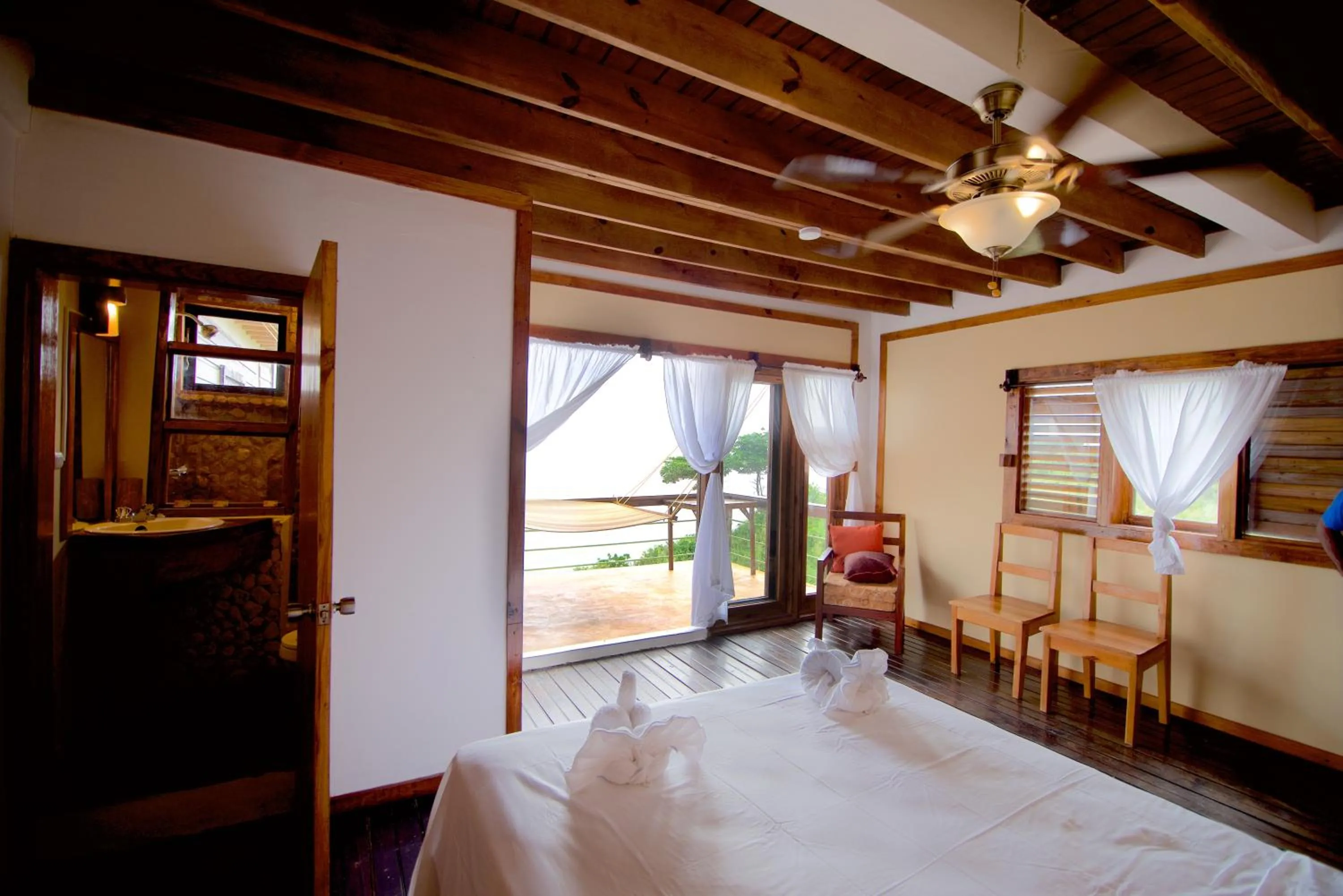 Balcony/Terrace, Bed in The Sea Cliff Hotel Resort & Spa