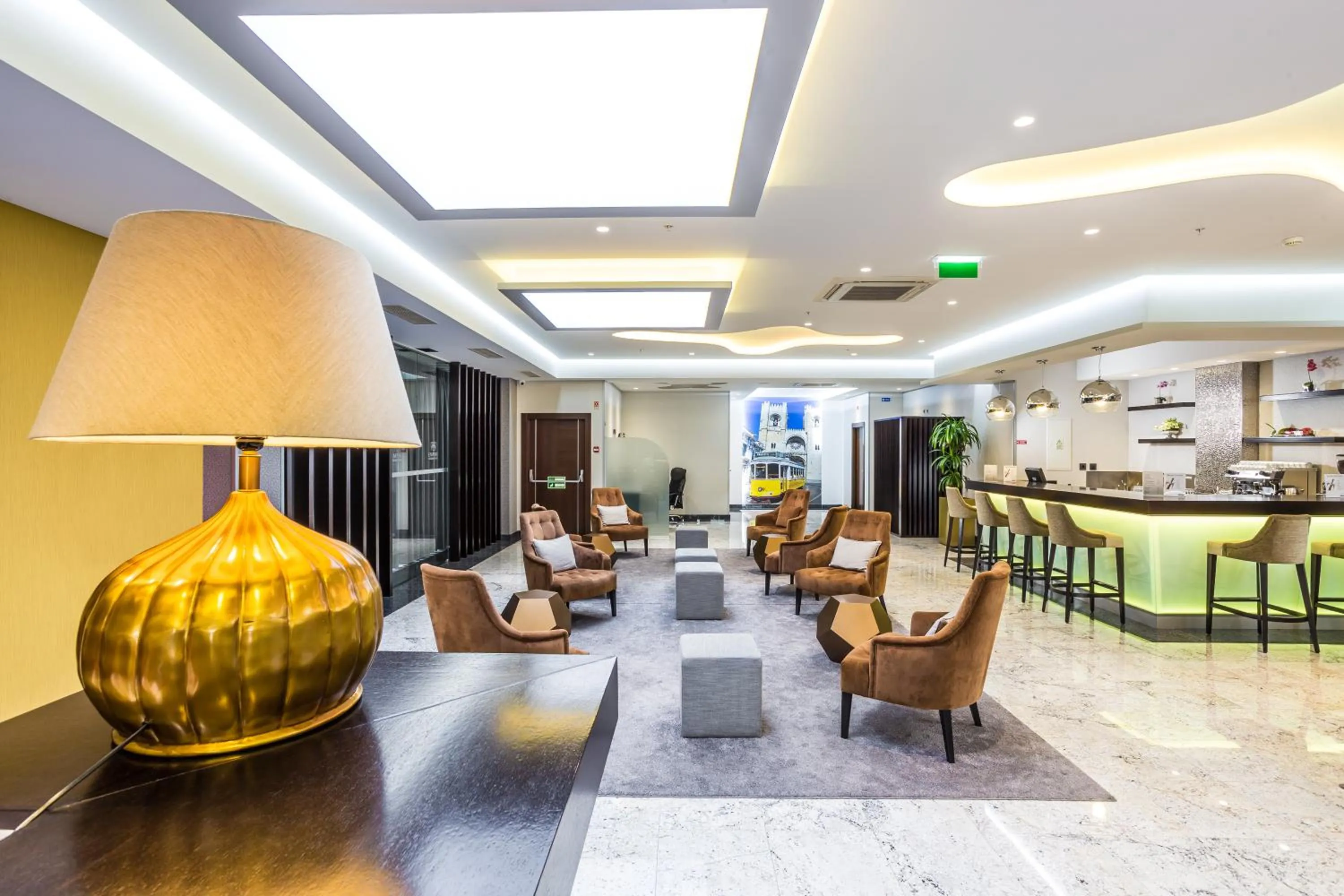 Communal lounge/ TV room in Empire Lisbon Hotel