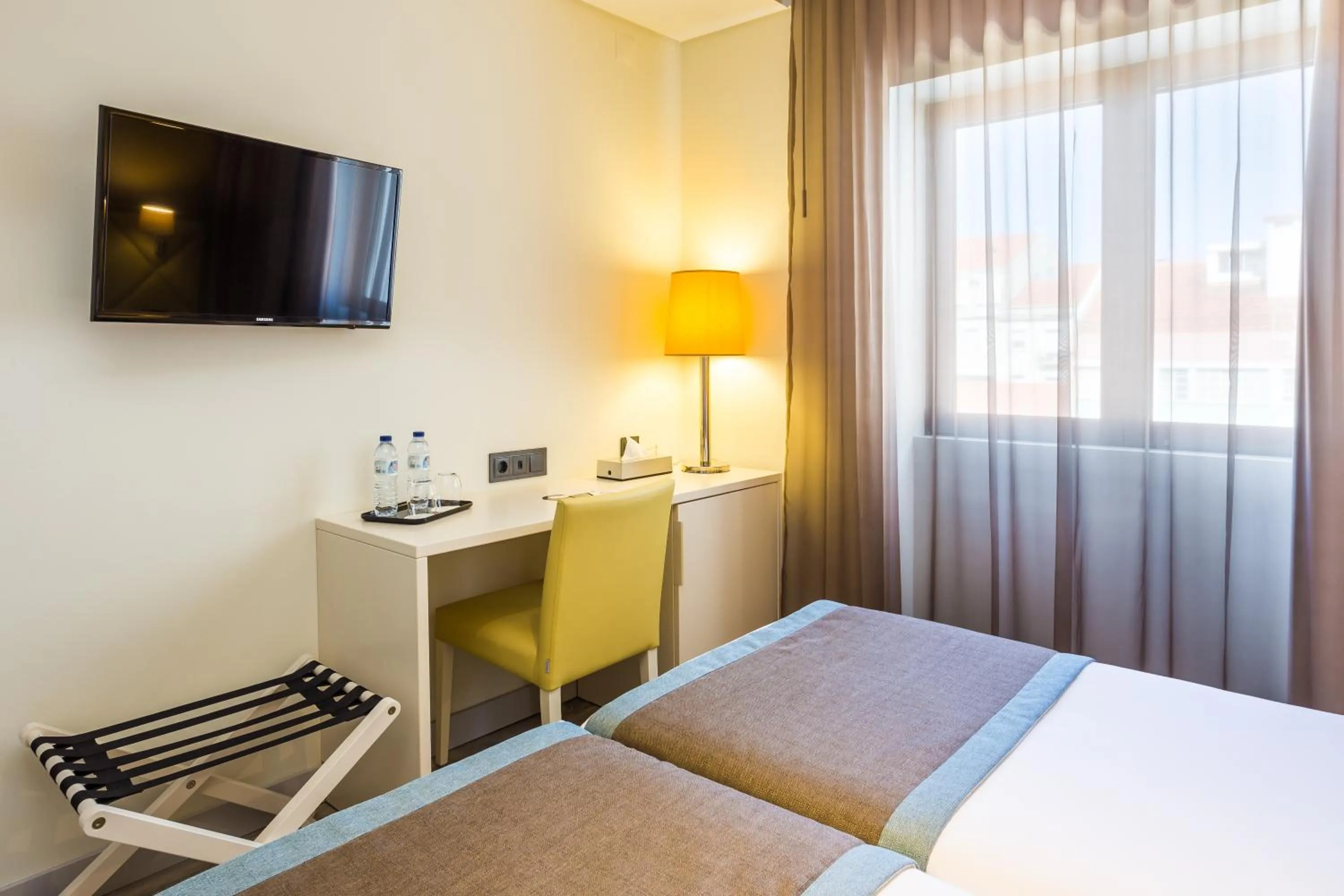 Bedroom, Bed in Empire Lisbon Hotel