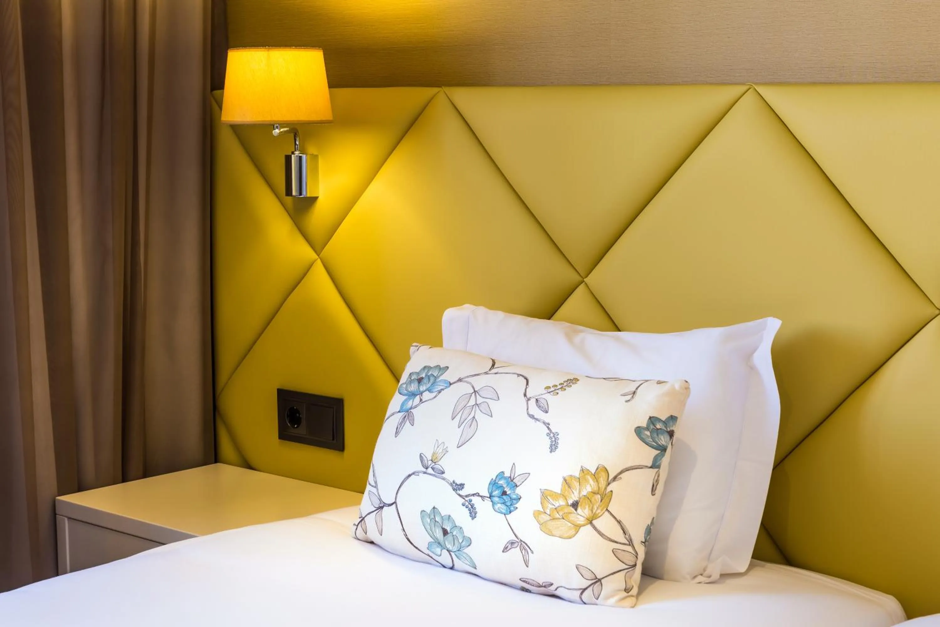 Bedroom, Bed in Empire Lisbon Hotel