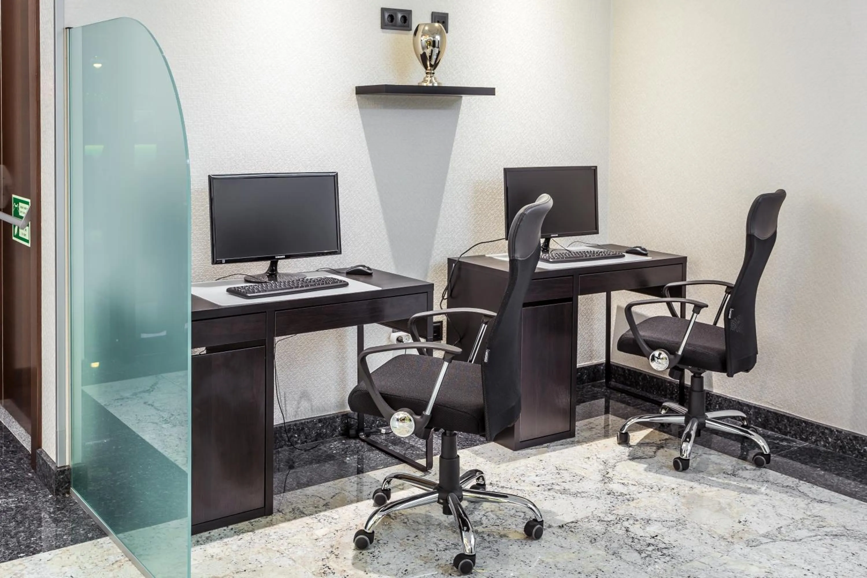 Communal lounge/ TV room in Empire Lisbon Hotel