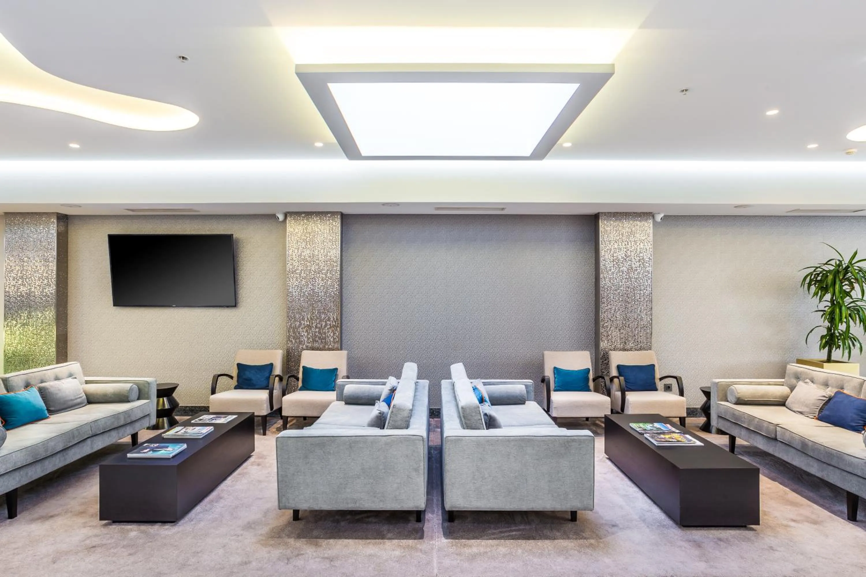 Communal lounge/ TV room in Empire Lisbon Hotel